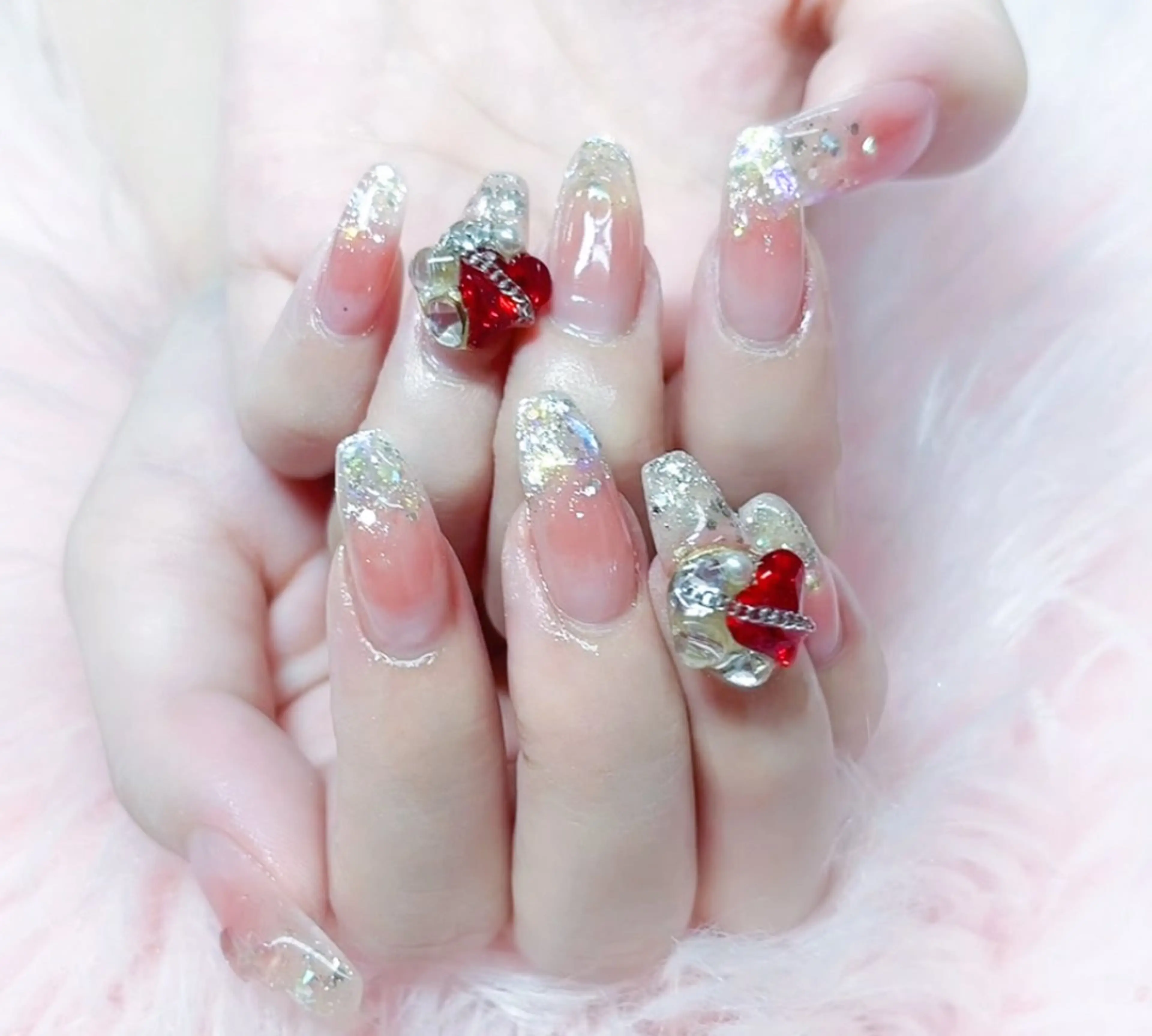 ネイル フットネイル フレンチネイル ゴージャス ハート キラキラネイル ハンドネイル MoonNail ユリ🌸のネイルデザイン