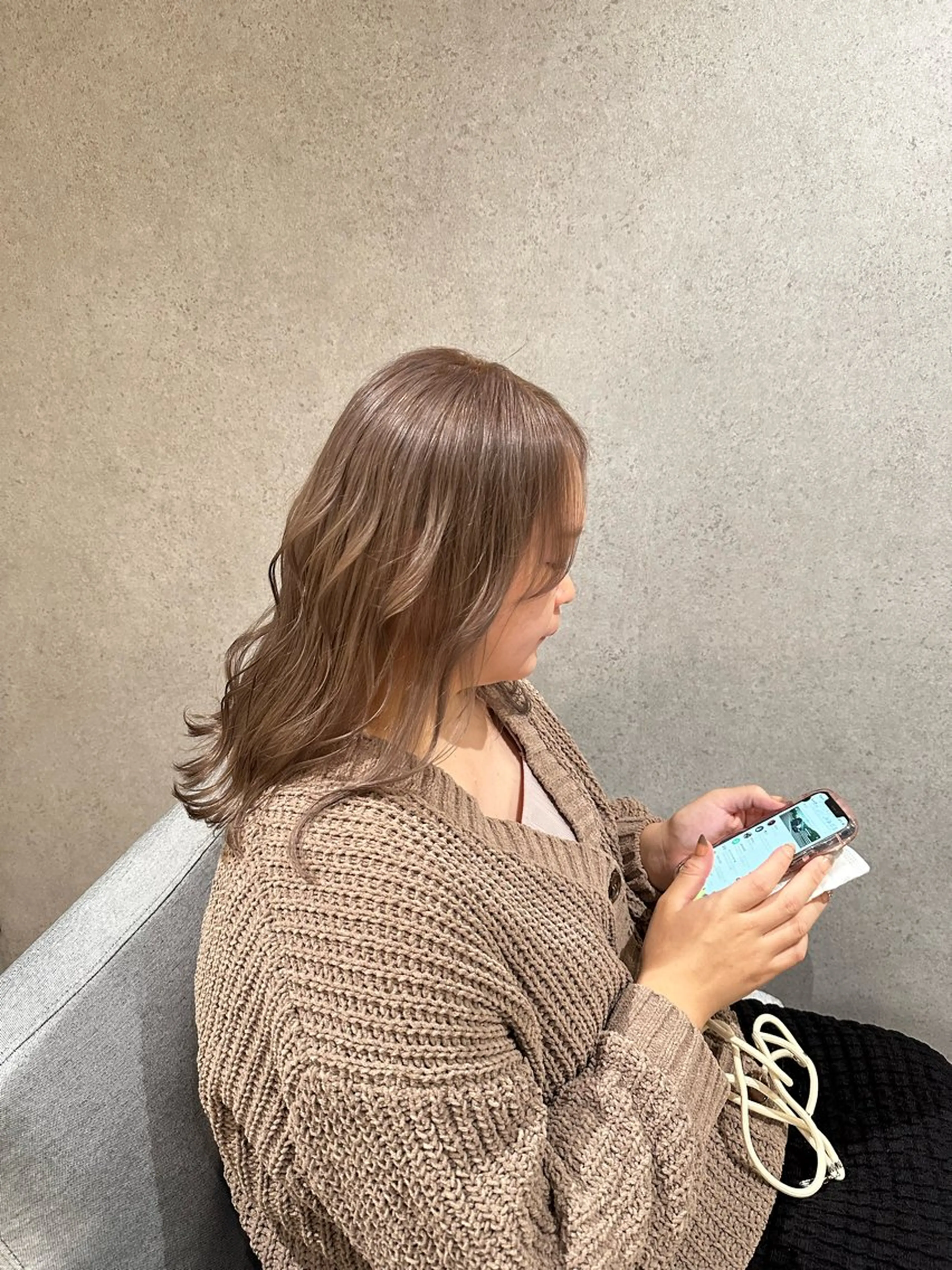 ミディアム カラー ブリーチ カット ヘアカラー SALOWIN広島所属・ブリーチカラー/ ベージュ/SARAのヘアスタイル