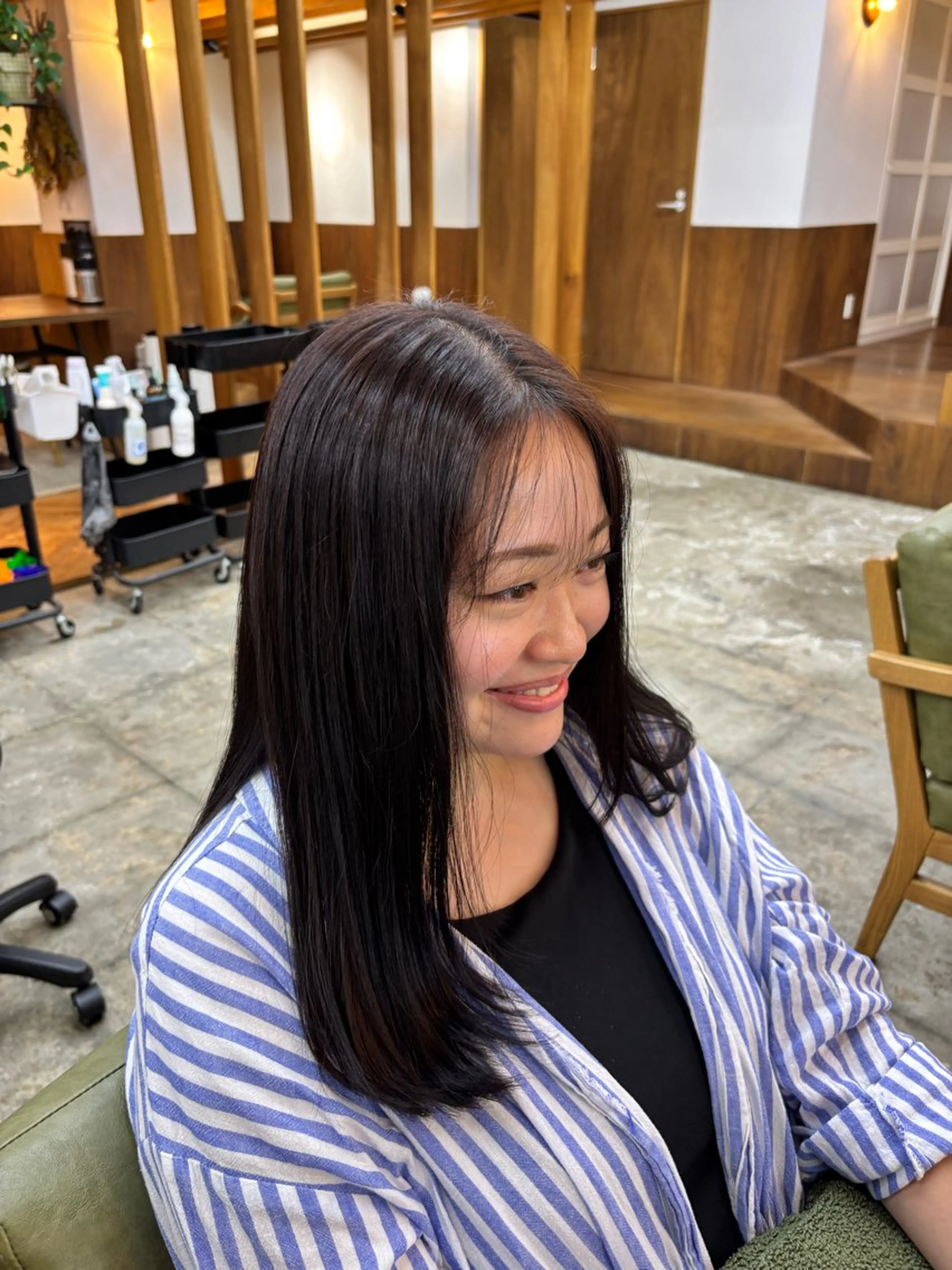 ロング パープルカラー 顔まわりレイヤー レイヤーカット 中村 芽衣那のヘアスタイル