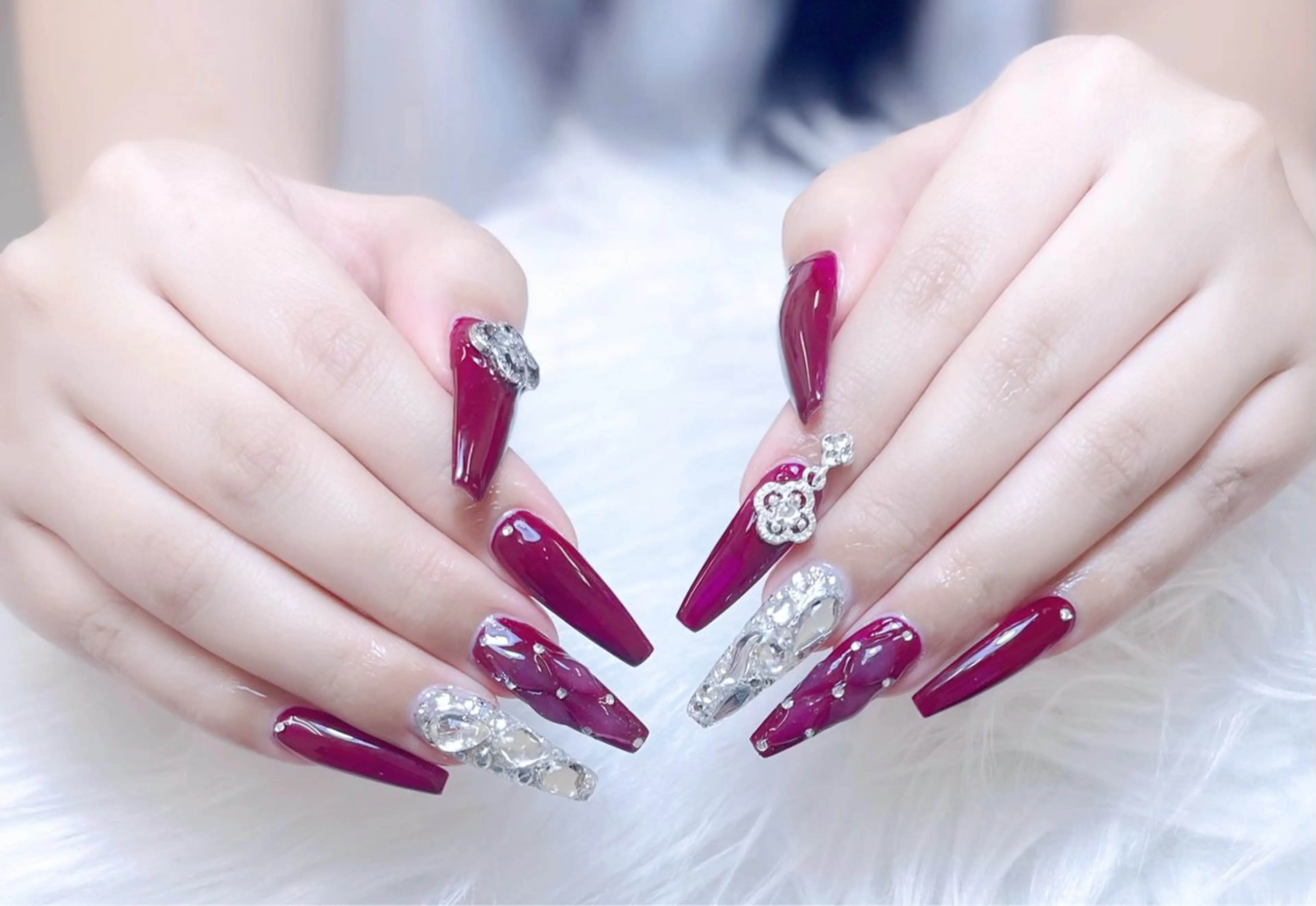 ネイル 成人式 ロングネイル マグネットネイル 大理石ネイル(マーブル) リボン ハンドネイル Amee Nail Salonのネイルデザイン