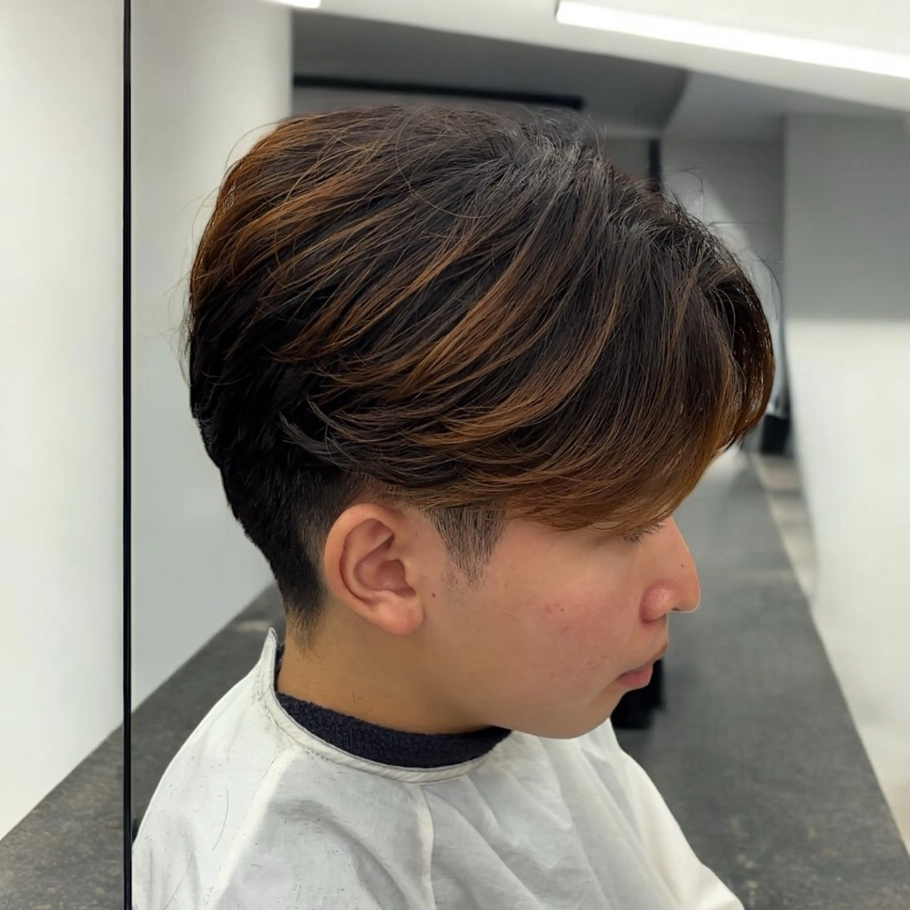 パーマ メンズ メンズブリーチ センターパート メンズパーマ 縮毛矯正 ニュアンスパーマ カット パーマ 縮毛矯正/メンズ パーマ/岩名新大のヘアスタイル