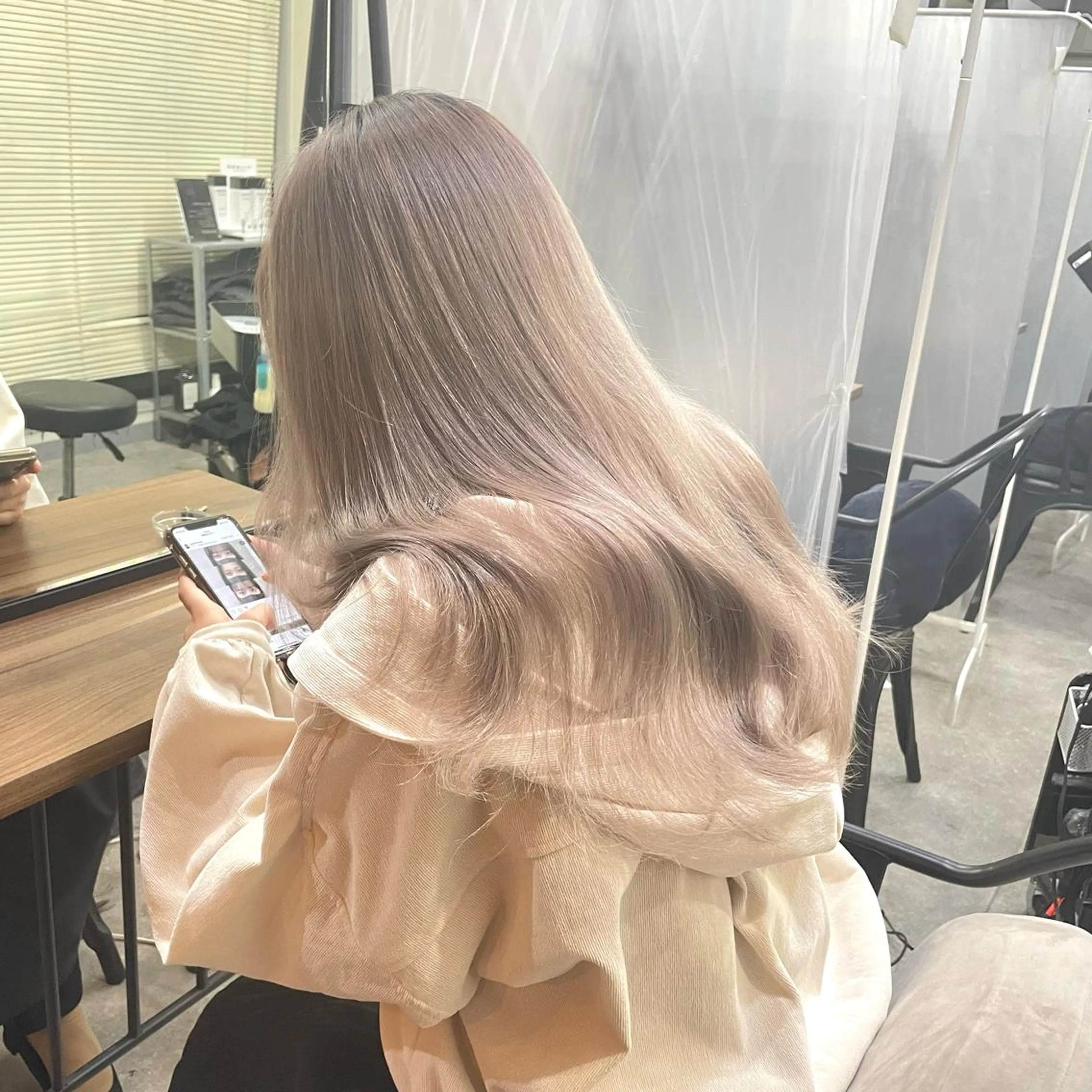ミディアム カラー パーマ ヘアアレンジ メンズ キッズ ネイル マツエク・マツパ アイブロウ 切りっぱなしヘアボブ ミディアムヘアRYOのヘアスタイル