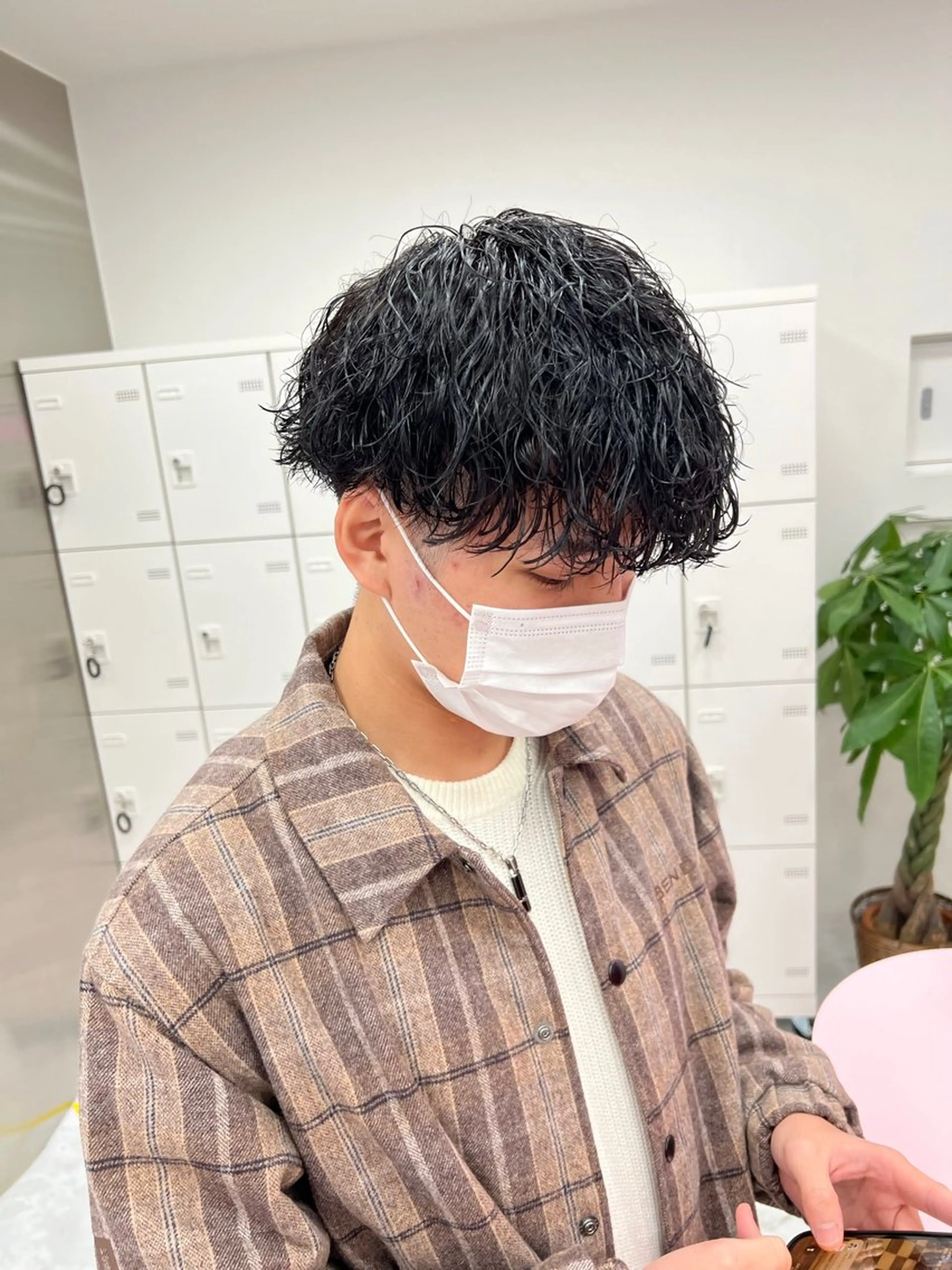 ミディアム パーマ メンズ ミディアムパーマ センターパート メンズ韓国風 韓国マッシュ マッシュウルフ メンズパーマ特化 TAIGAのヘアスタイル