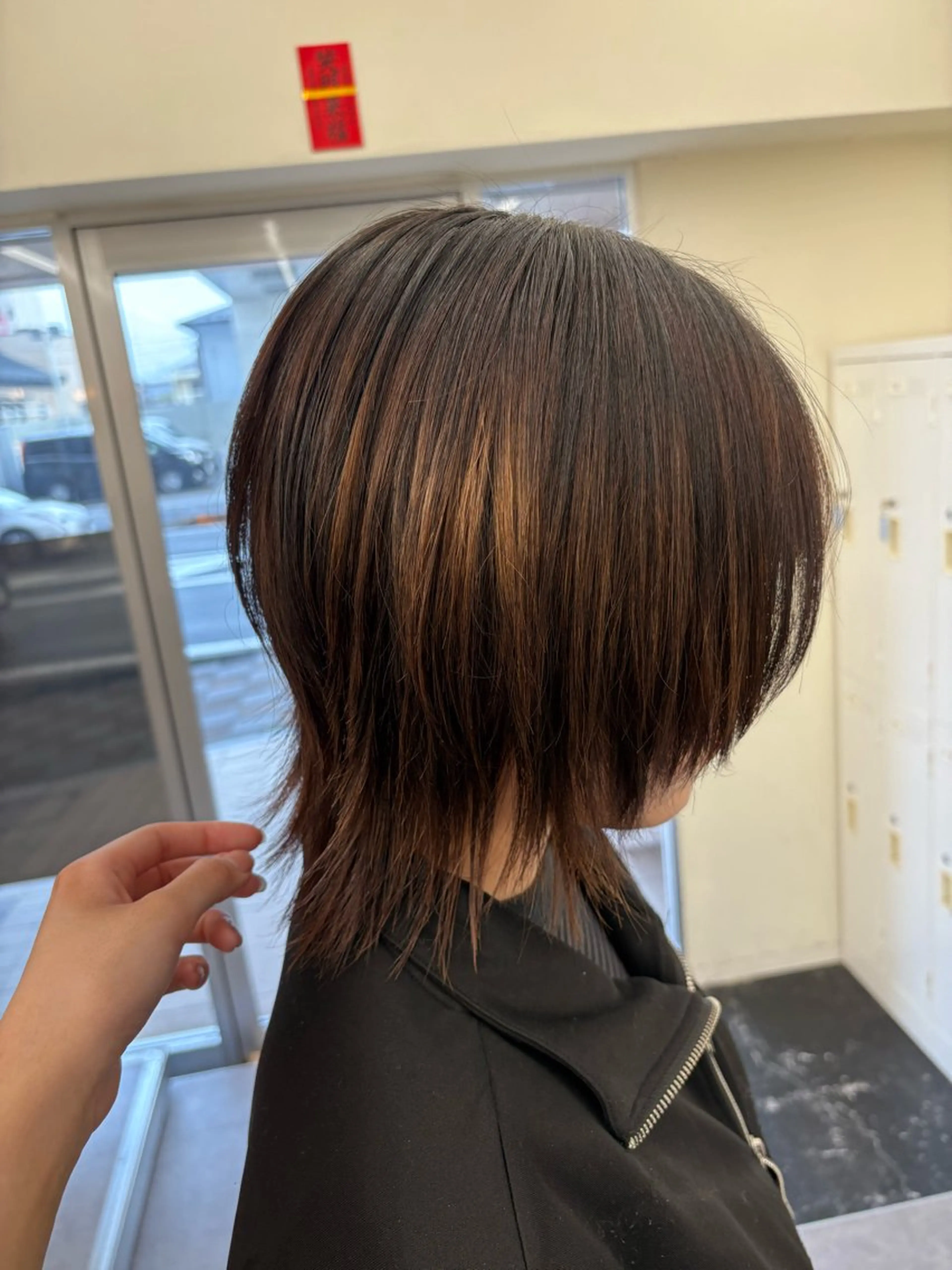 ミディアム ウルフカット kira/y2kスタ イル/デザインカラーのヘアスタイル