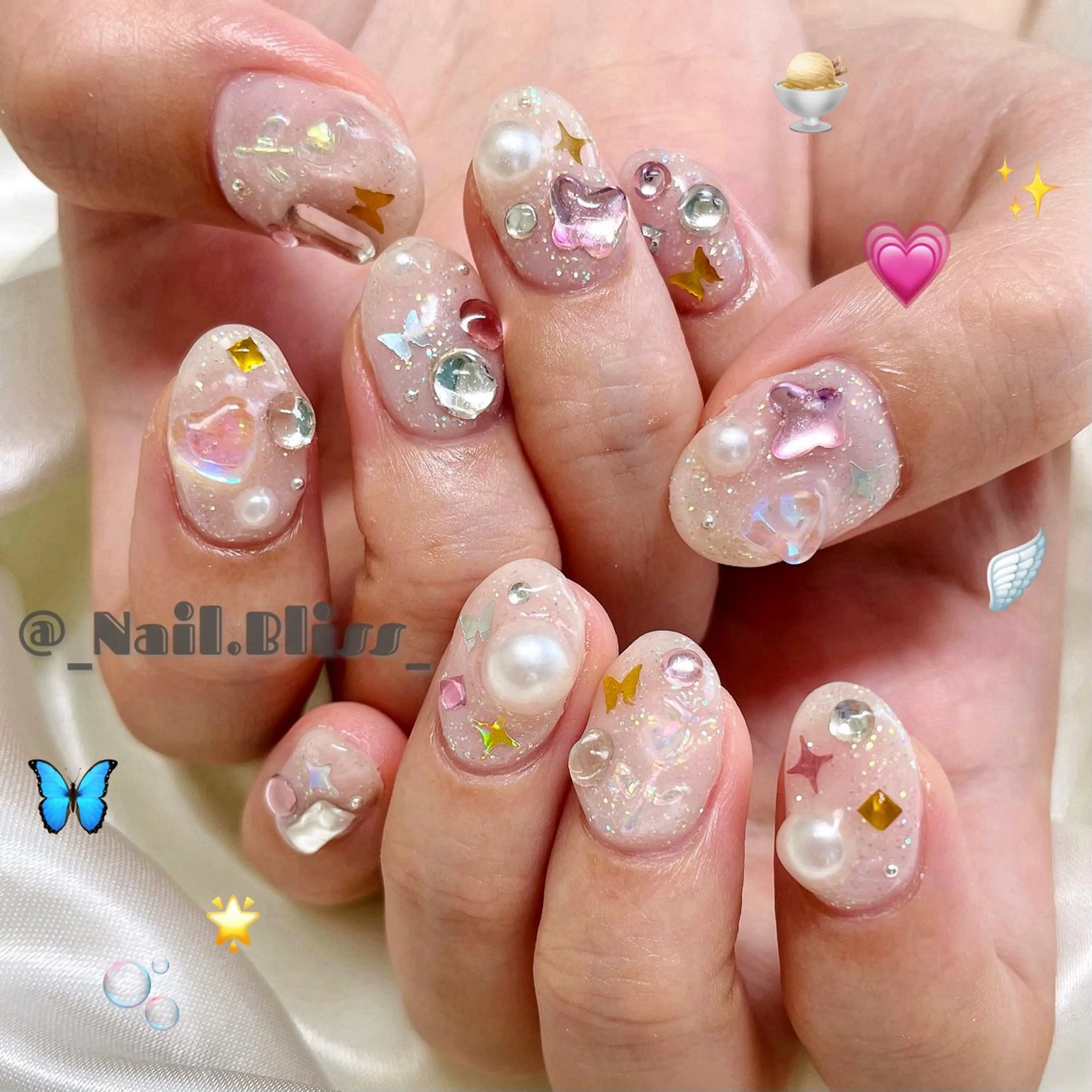 ネイル 氷ネイル・うるうるネイル ストーンネイル ホワイト ハンドネイル NAIL BLISSのネイルデザイン