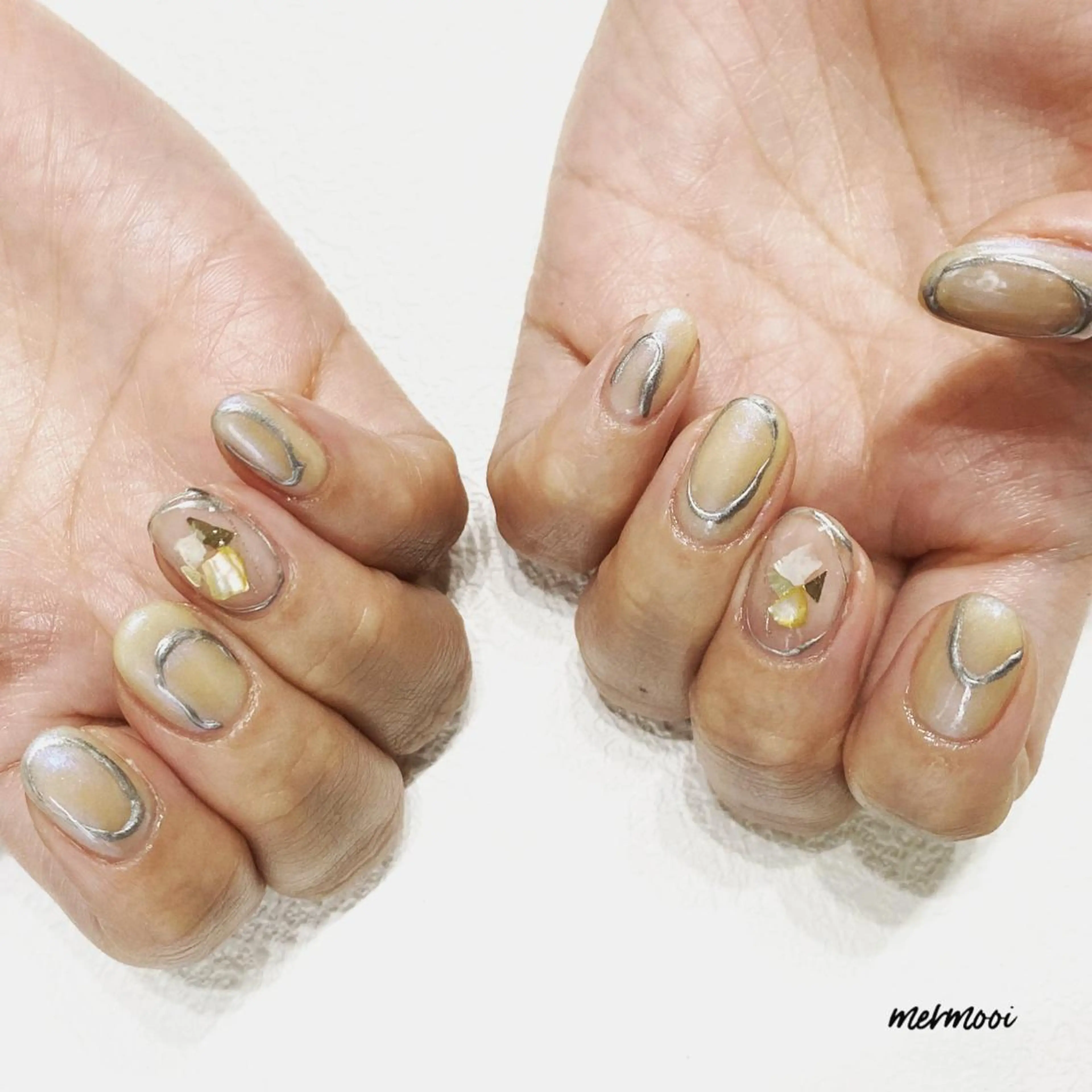 ネイル キラキラネイル ミラーネイル ニュアンスネイル ショートネイル シルバー ハンドネイル mermooi所属・melumooi nailのネイルデザイン