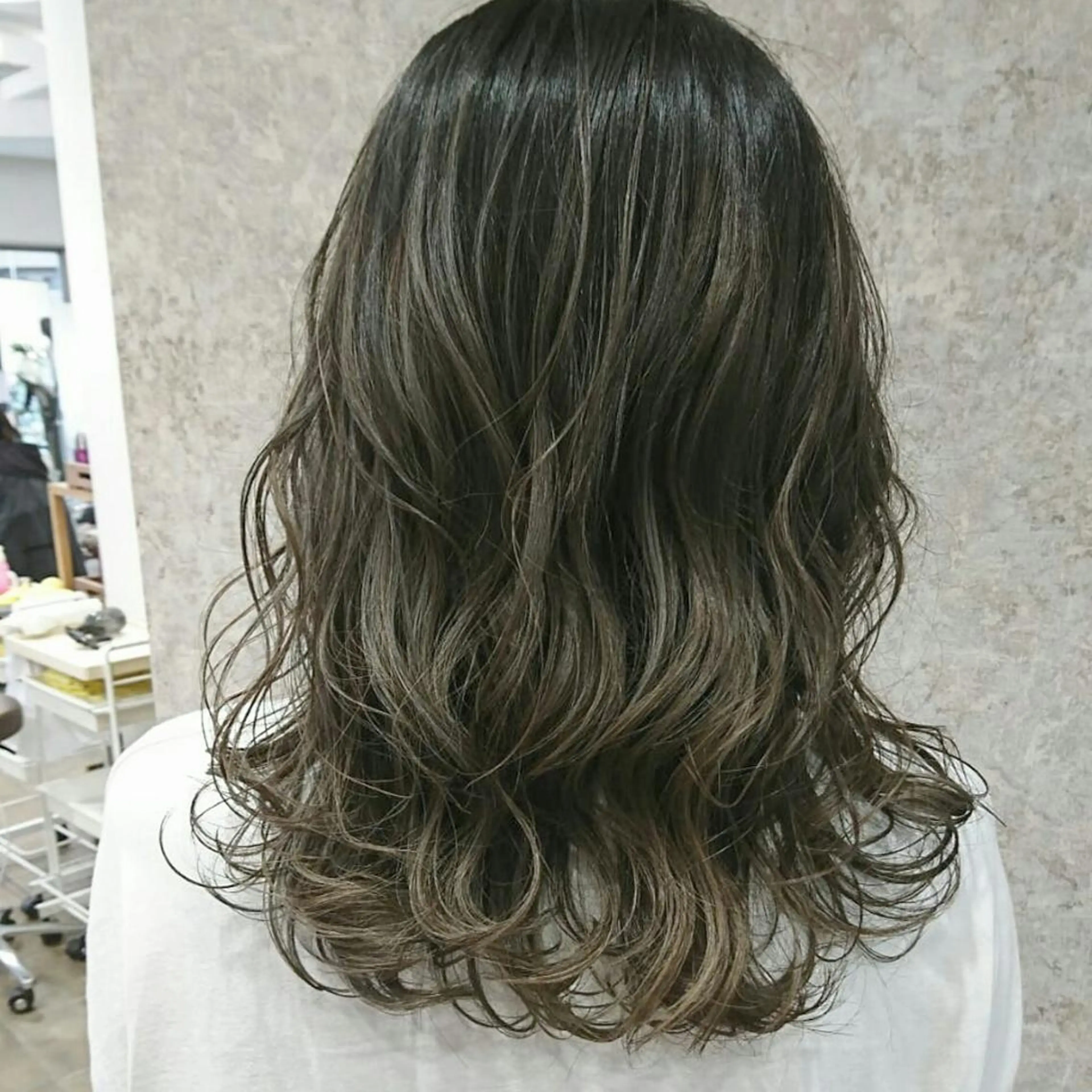 ミディアム 外国人風カラー カット Luisハイライト　 喜連瓜破、髪質改善のヘアスタイル