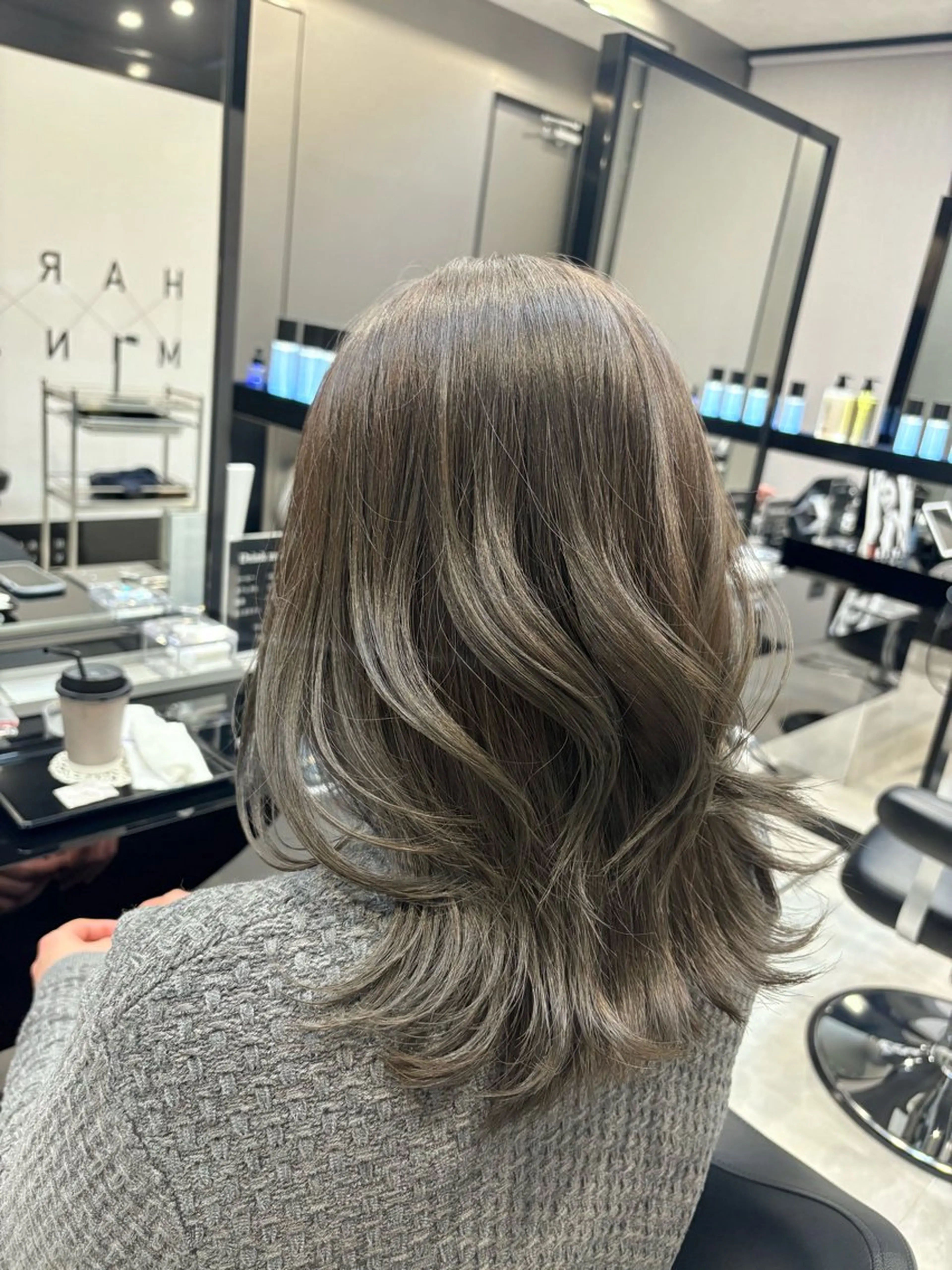 ミディアム ヘアカラー 秋屋 美々梨のヘアスタイル