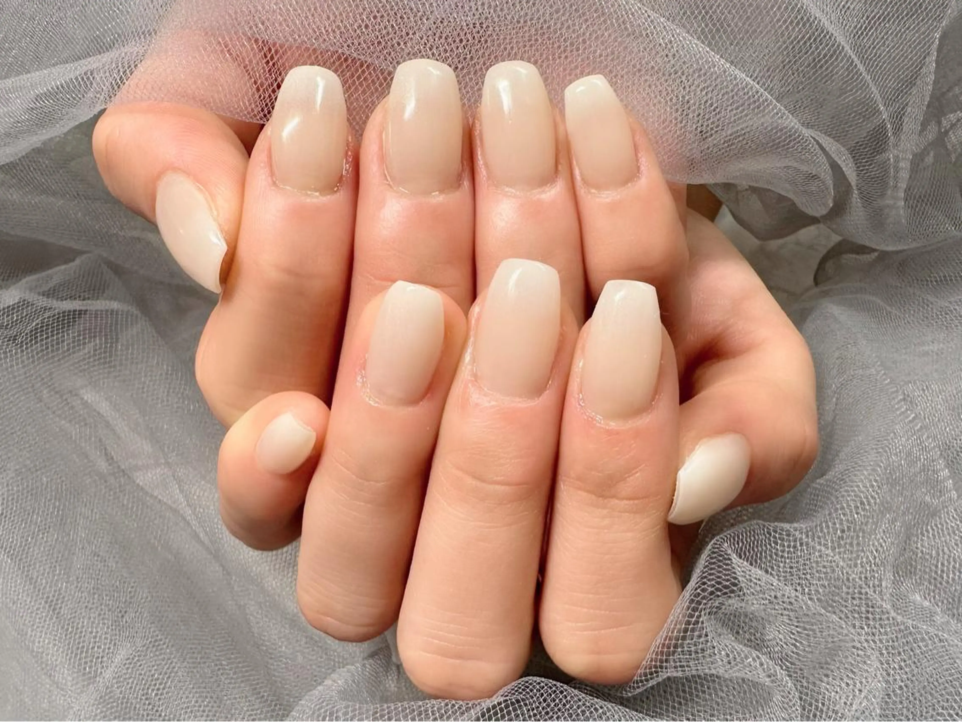 ネイル グラデーション ホワイト ハンドネイル Nail Salon KURELLYのネイルデザイン