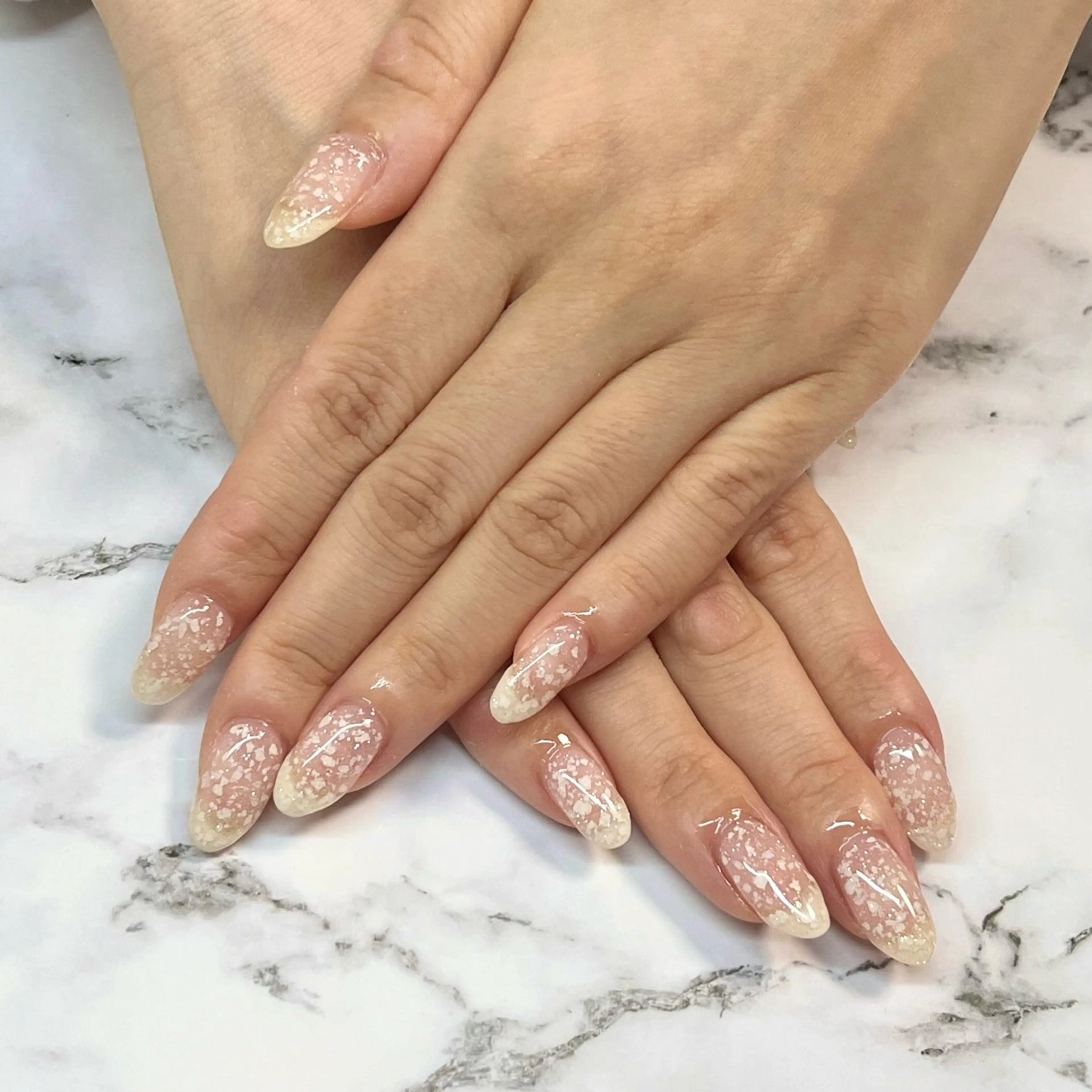 ネイル ゴールド ラメ(グリッター) ホワイト Alococo nail🎀miyuのネイルデザイン