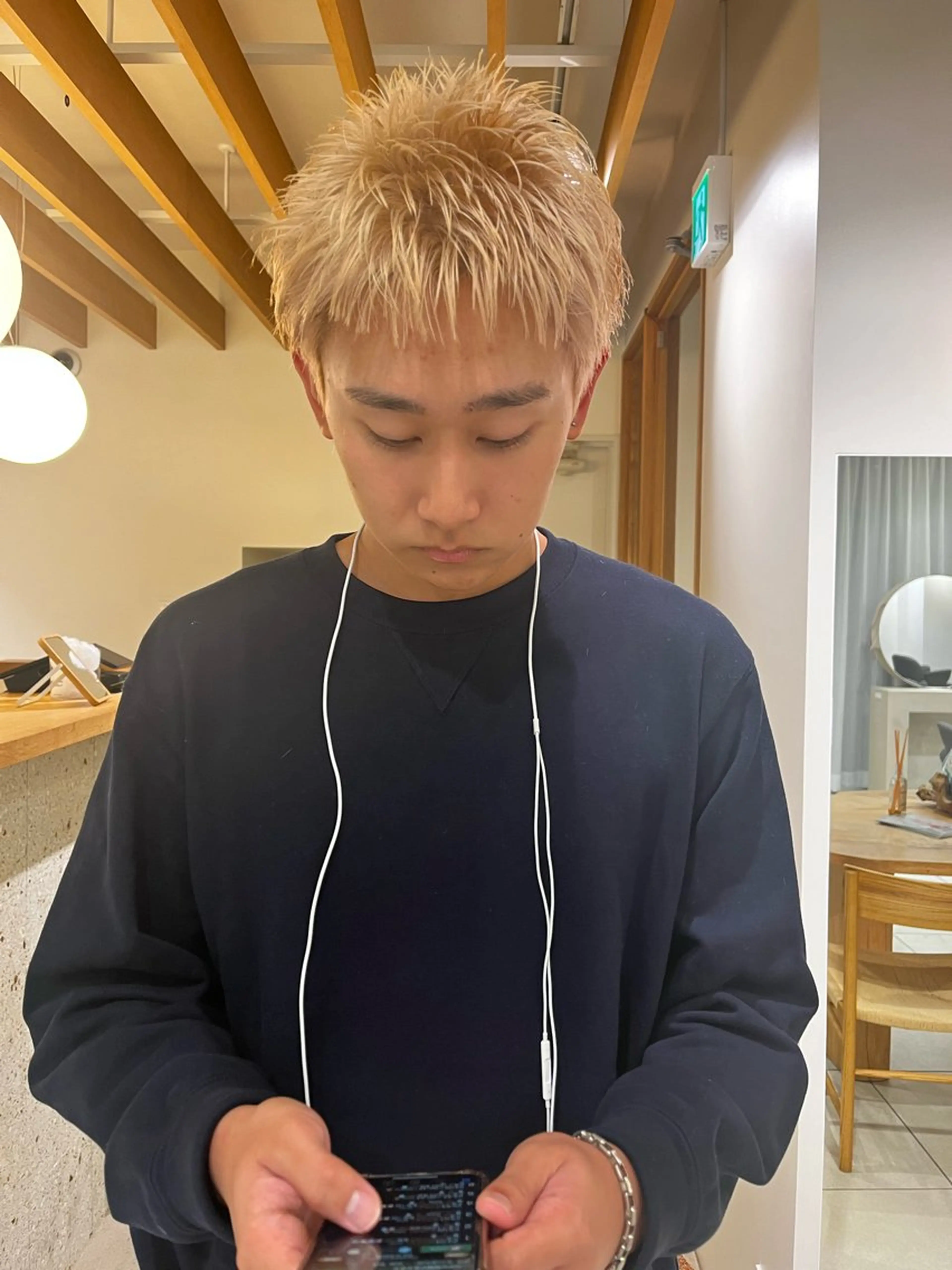 カラー メンズ メンズハイトーン スパイキーショート ブロンド ハイトーンカラー カットモデル/ 髪質改善/みわの眉毛・アイブロウイメージ