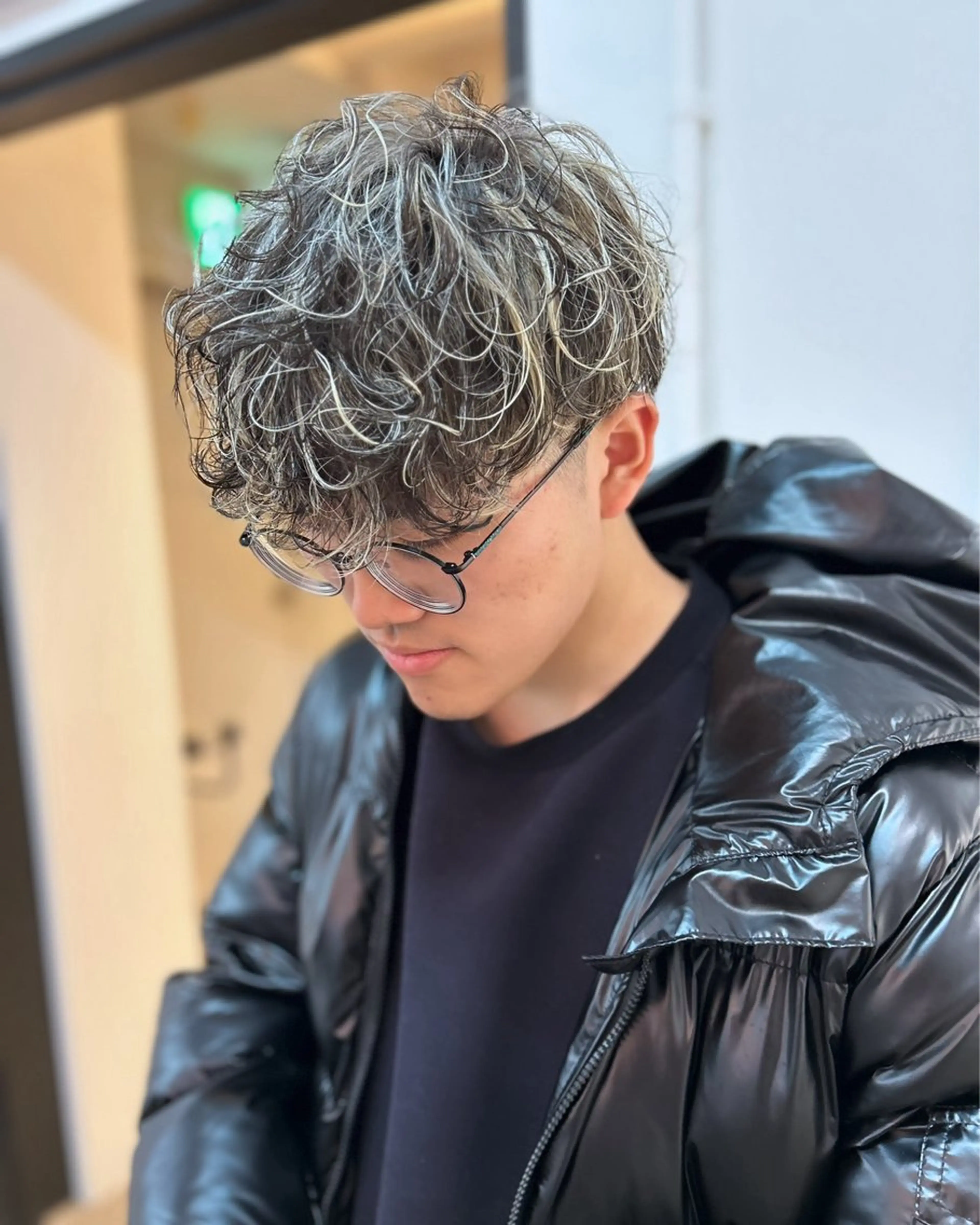 ショート パーマ メンズ メンズハイライト メンズメッシュ マッシュ メンズパーマ スペインカール カット パーマ OKADA/メンズ /カット/眉/縮毛のヘアスタイル