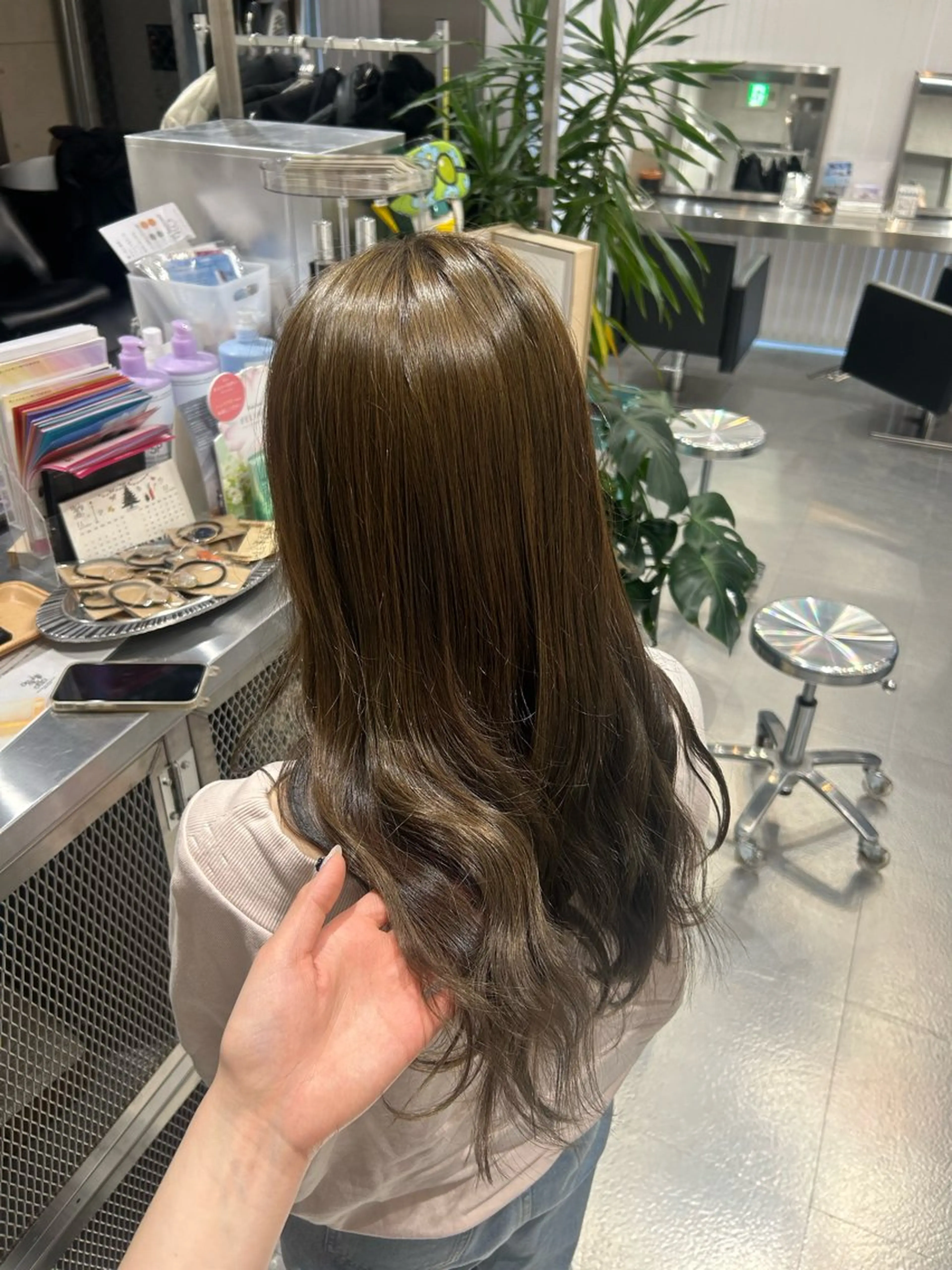 ロング あやめ🪽 オリーブ/ハイトーンのヘアスタイル