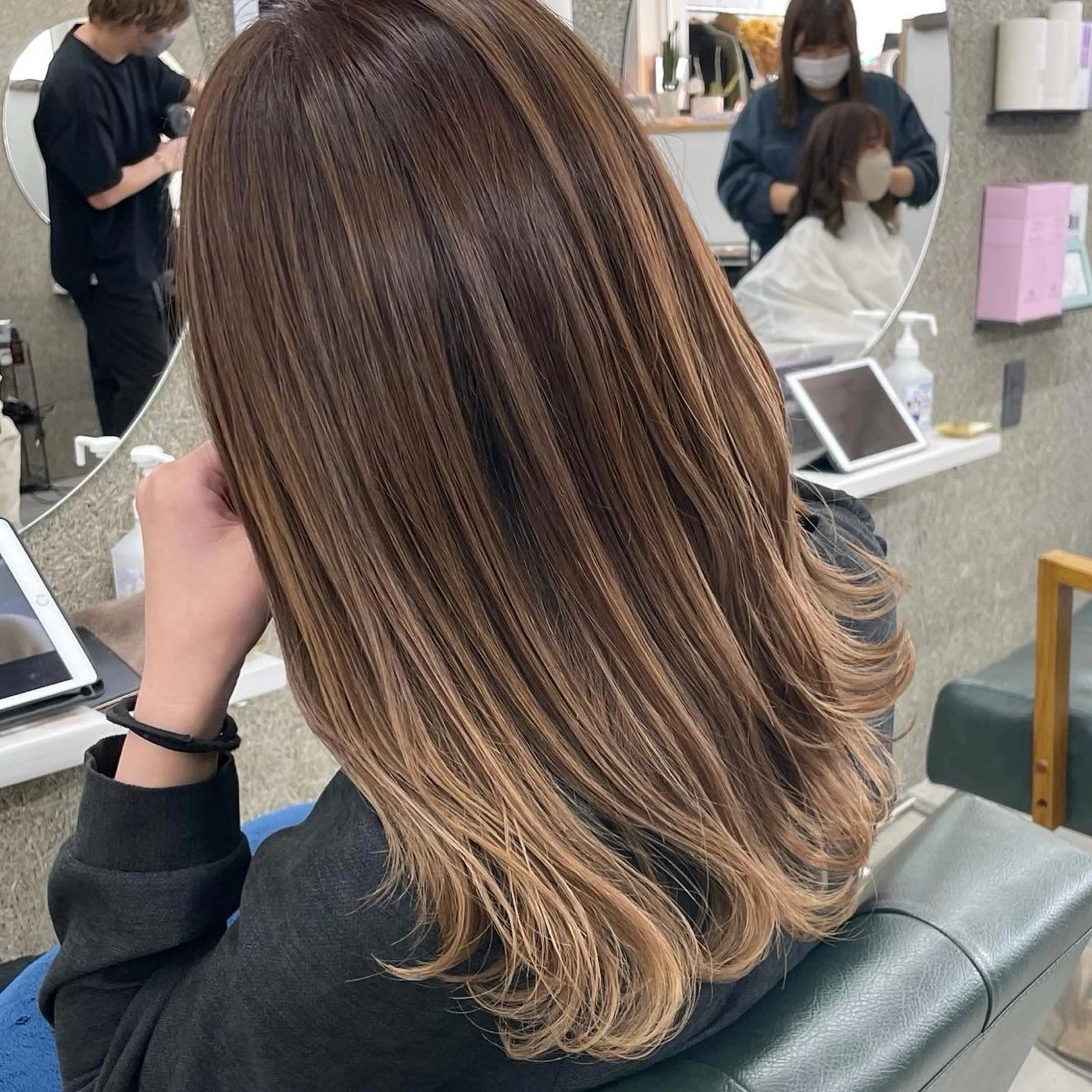 ミディアム カラー バレイヤージュ レイヤーカット ヘアカラー トリートメント Lull1人美容室 バレイヤージュのヘアスタイル