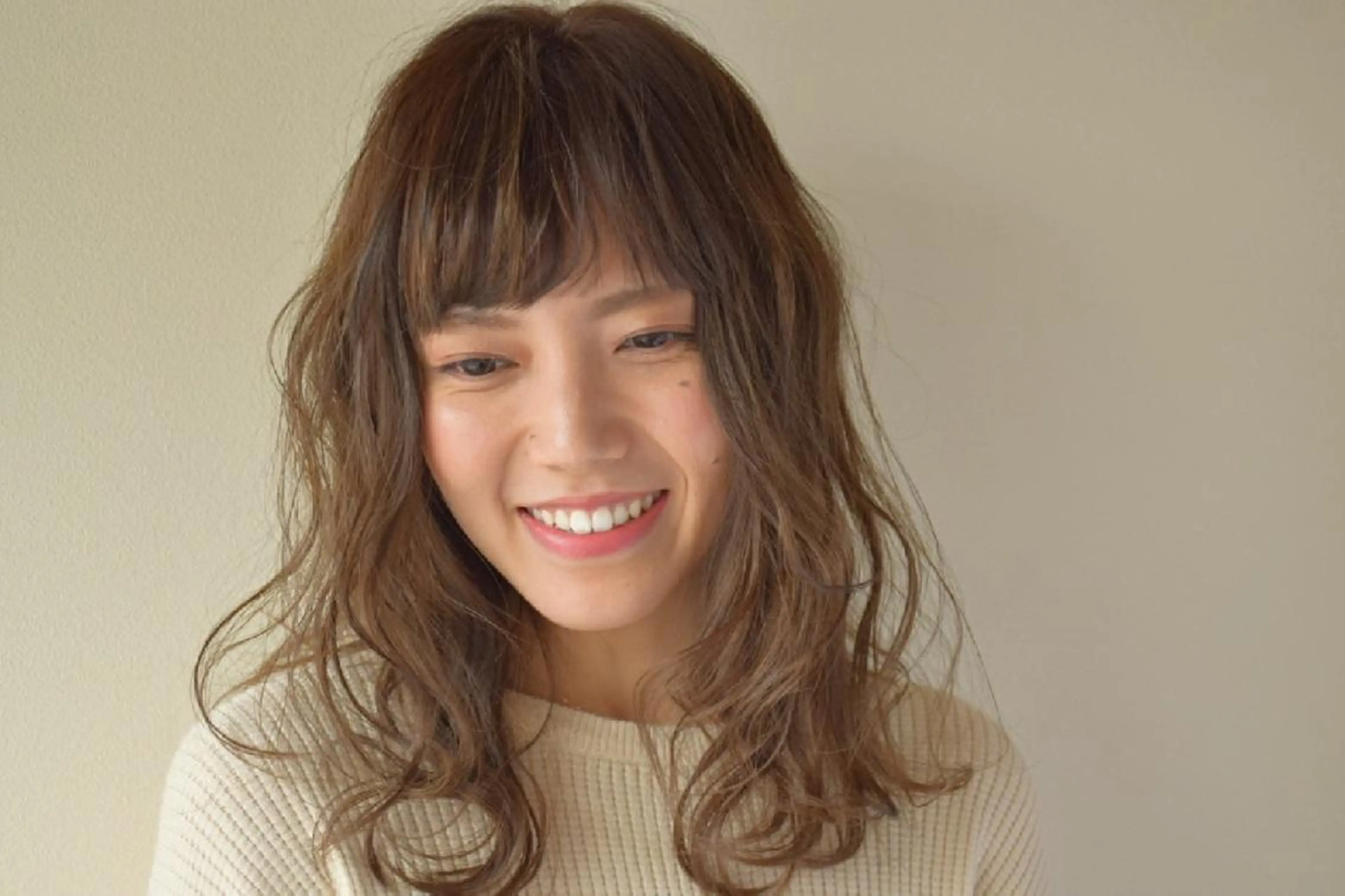 セミロング カラー パーマ シルバー ミツケ マミコのヘアスタイル