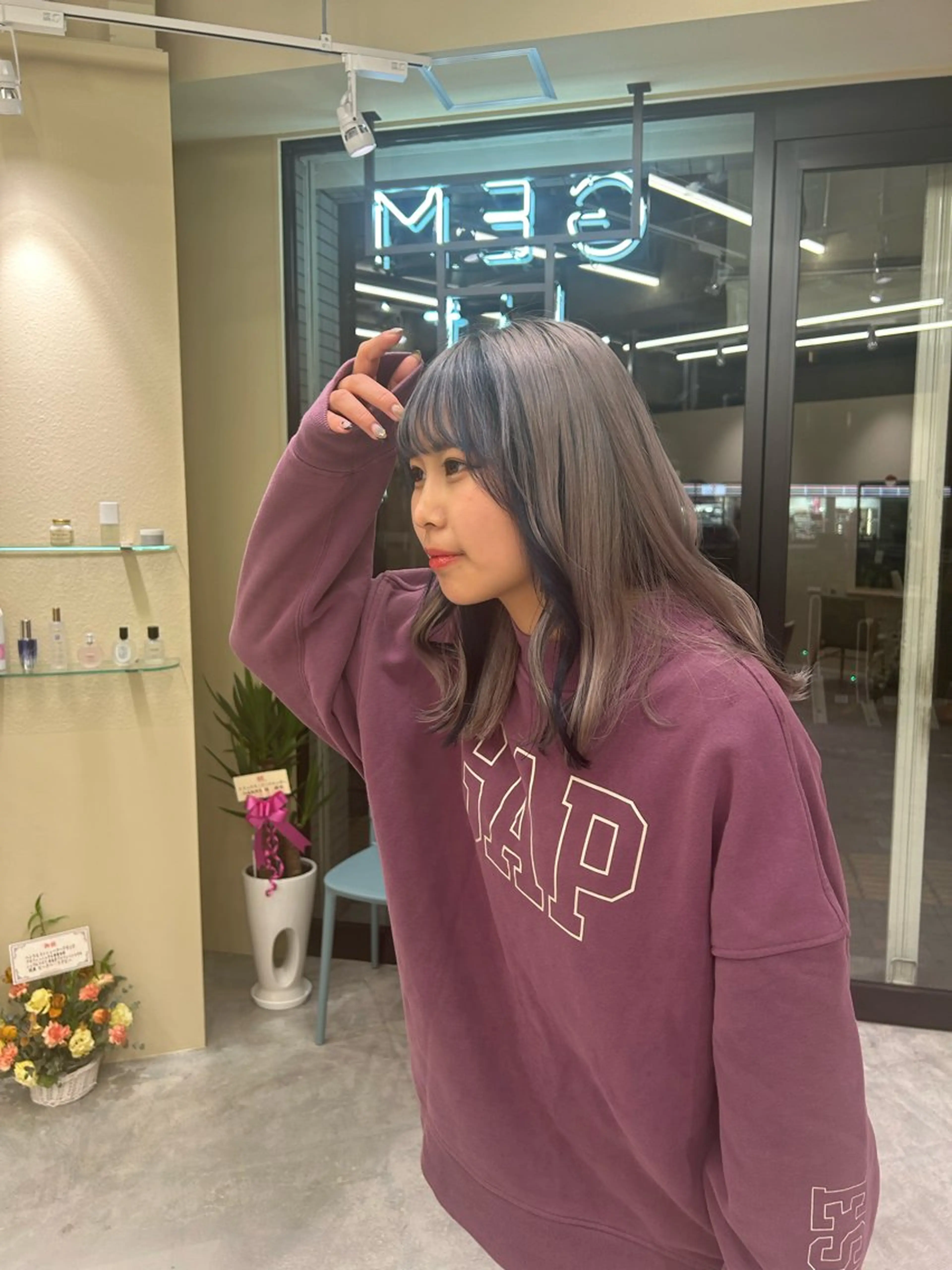 セミロング カラー ミストバング フェイスフレーミング 寺澤 花梨のヘアスタイル