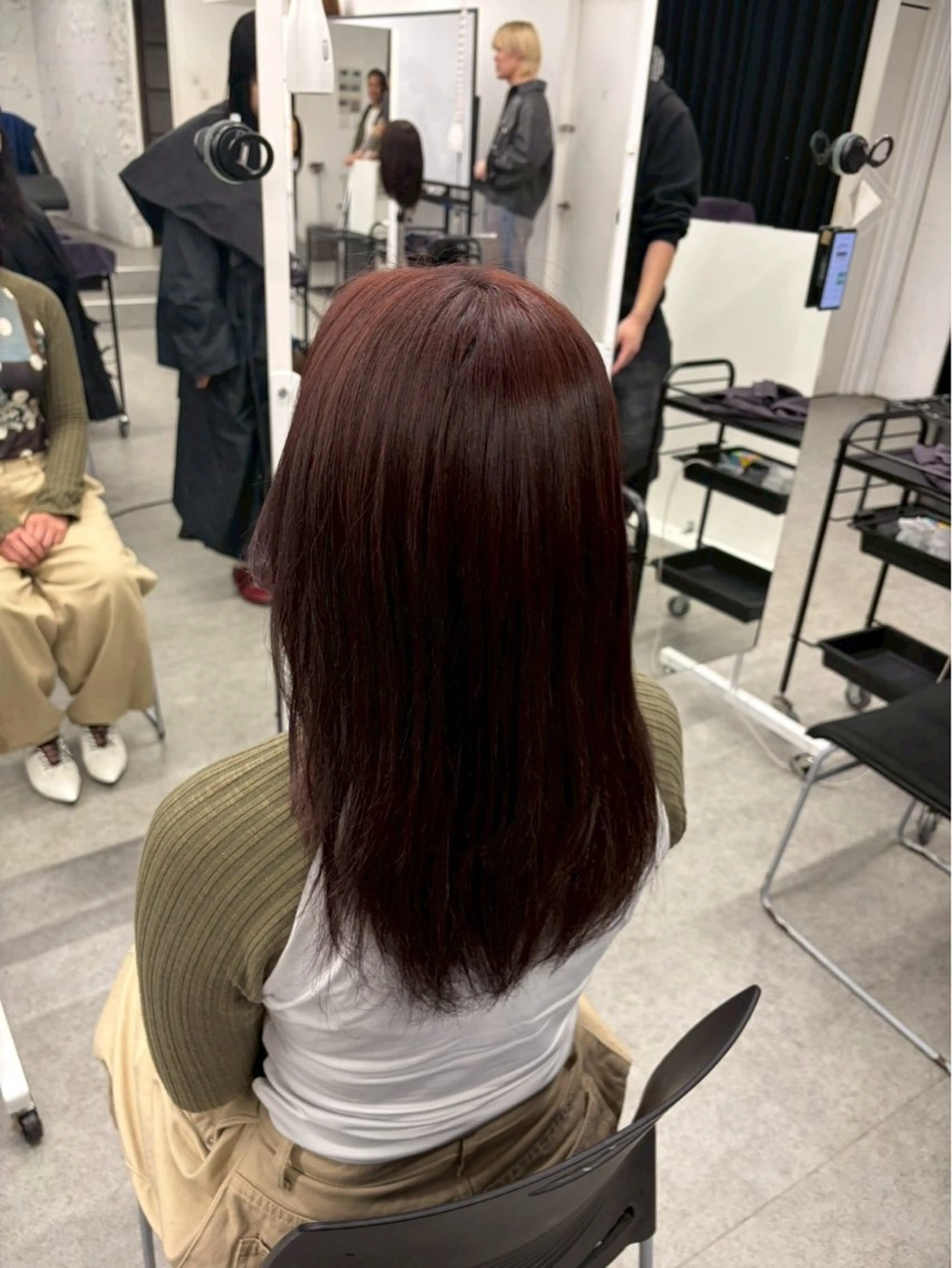 ミディアム カラー 八谷 夏々海のヘアスタイル
