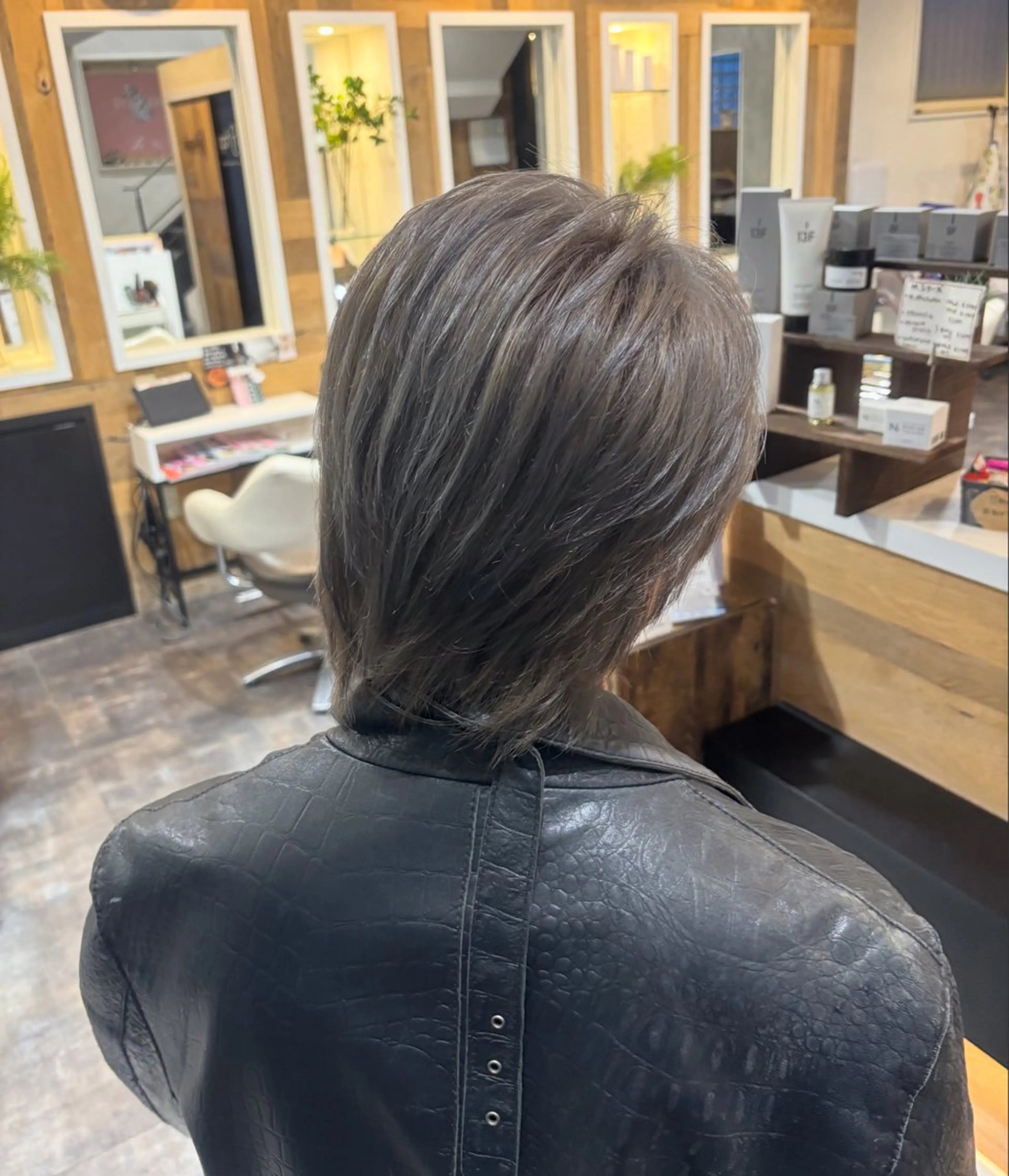 カラー ベージュカラー ブリーチ グレージュ 藤原 梨夢のヘアスタイル