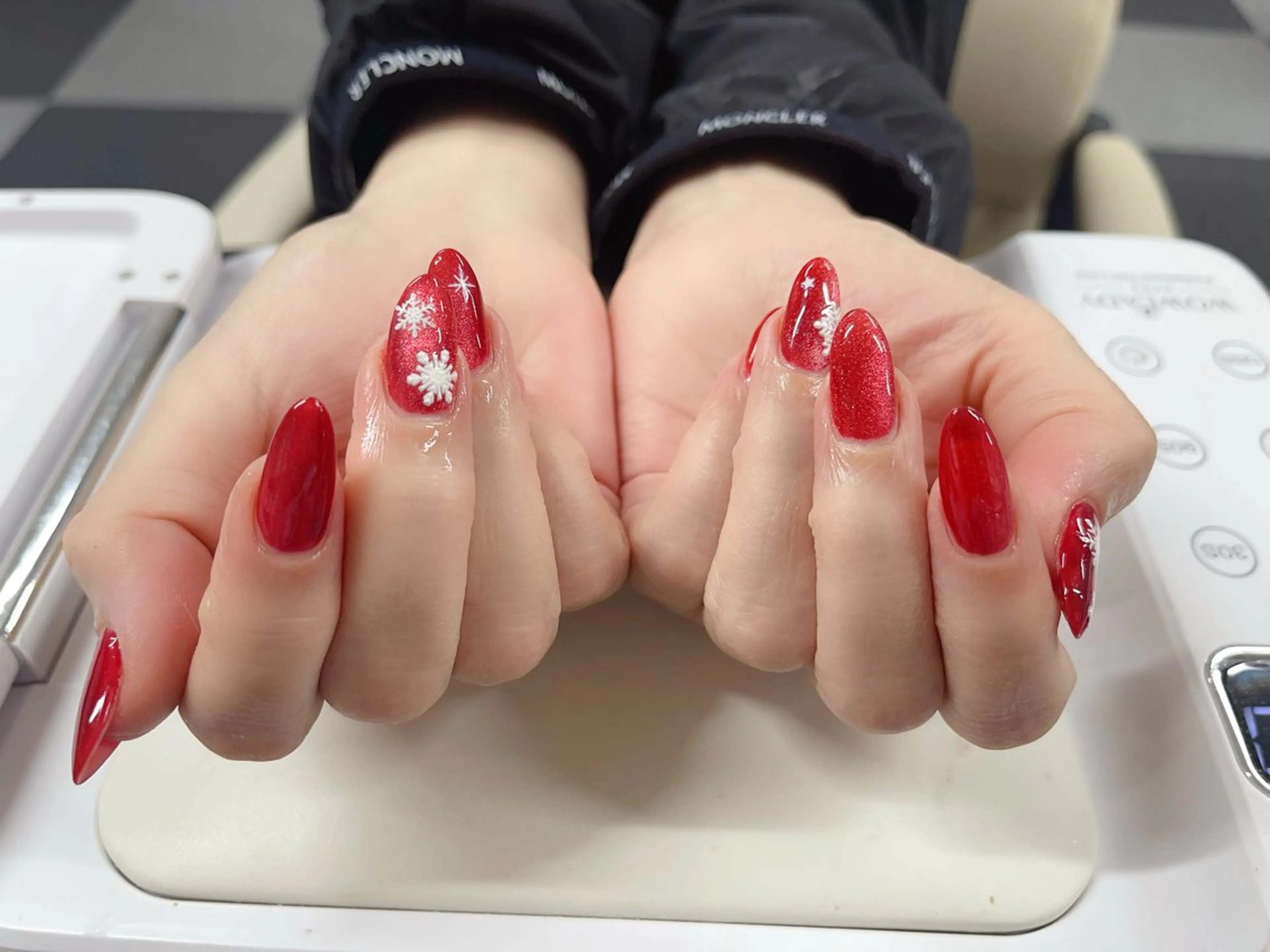ネイル マグネットネイル 赤色 冬ネイル クリスマス nail salon AIのネイルデザイン