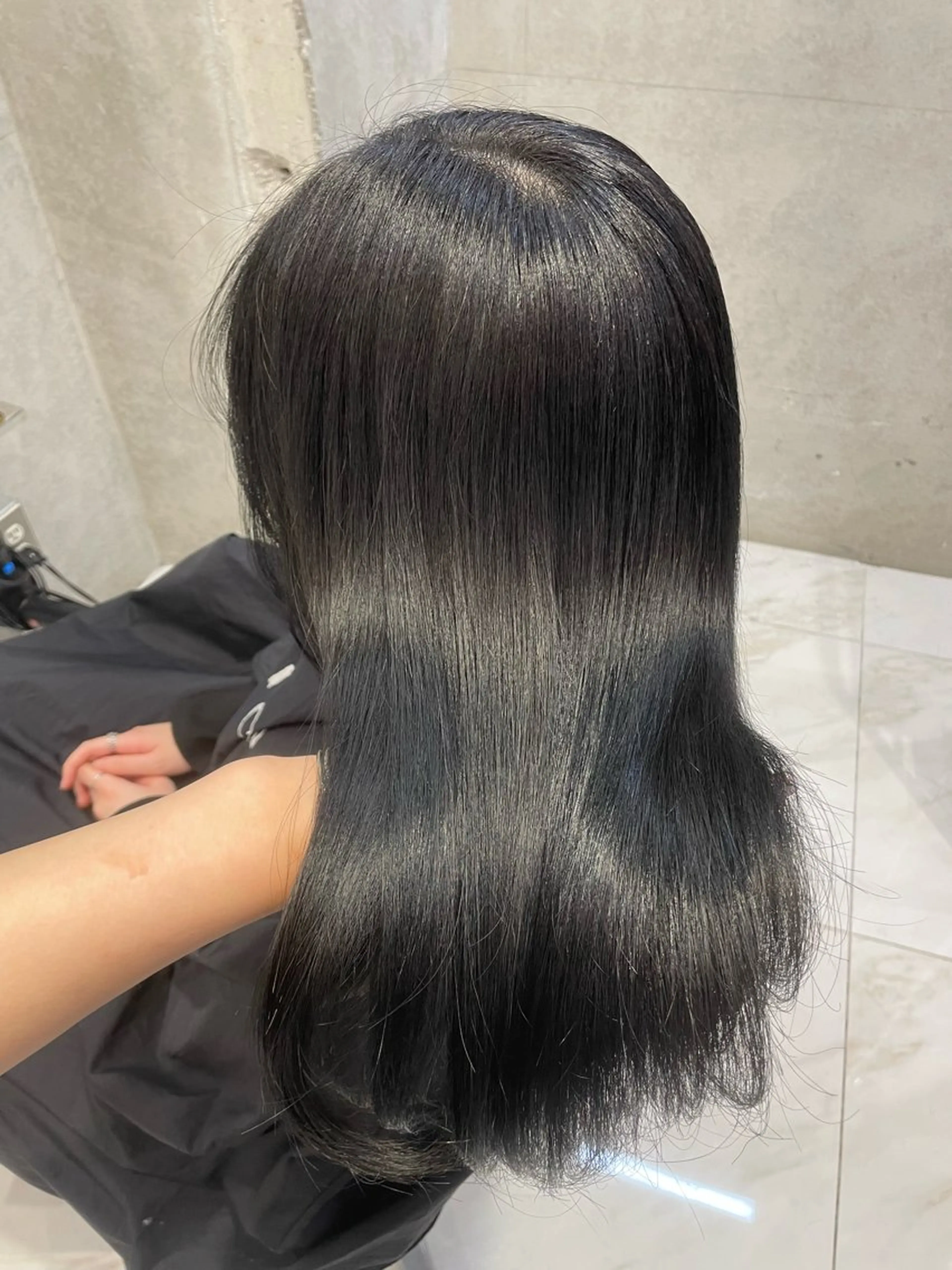 セミロング カラー 黒髪 ブルーカラー ブルーブラック ヘアカラー トリートメント 植村 海咲のヘアスタイル