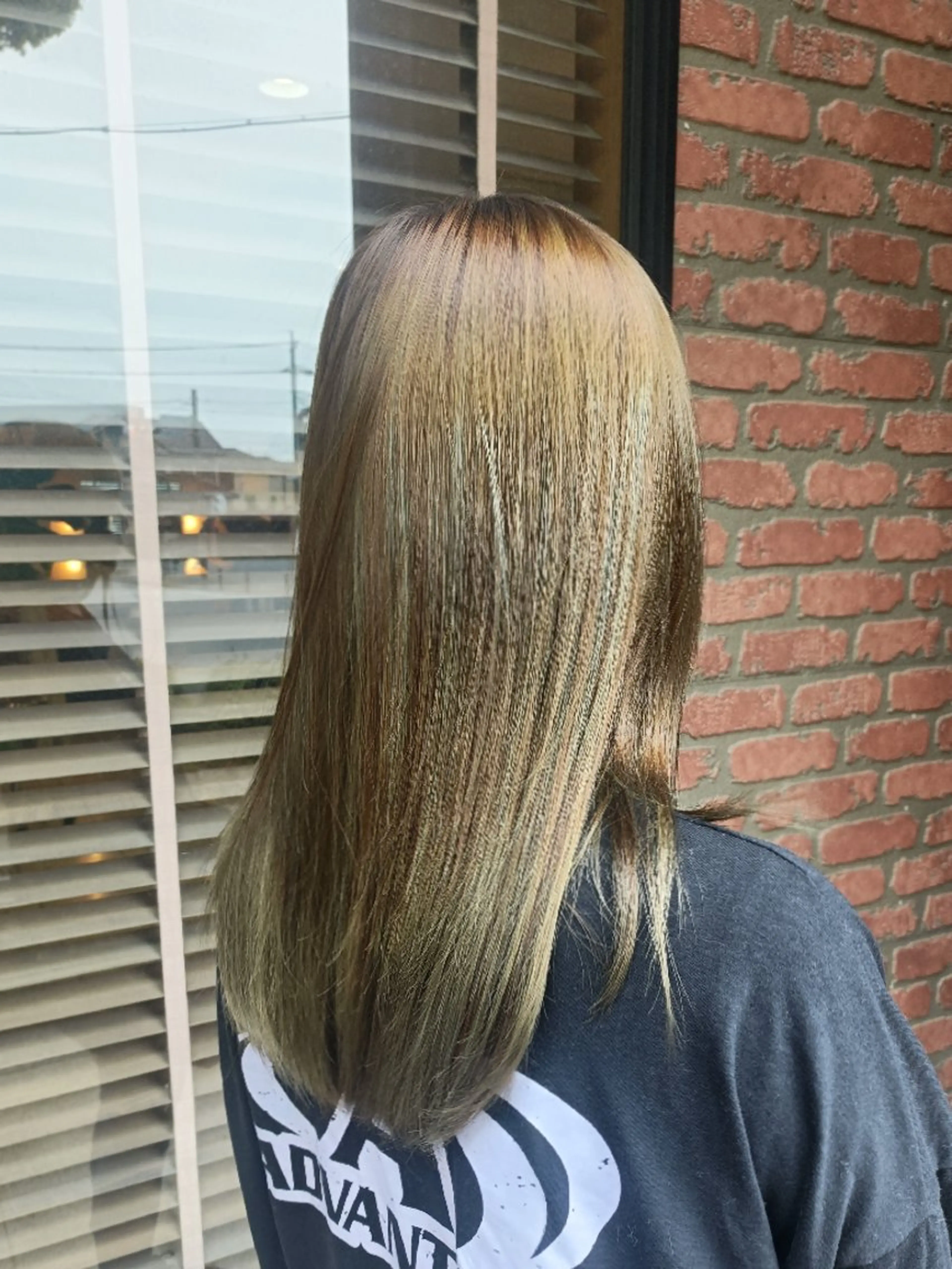 セミロング カラー 牧岡 環のヘアスタイル