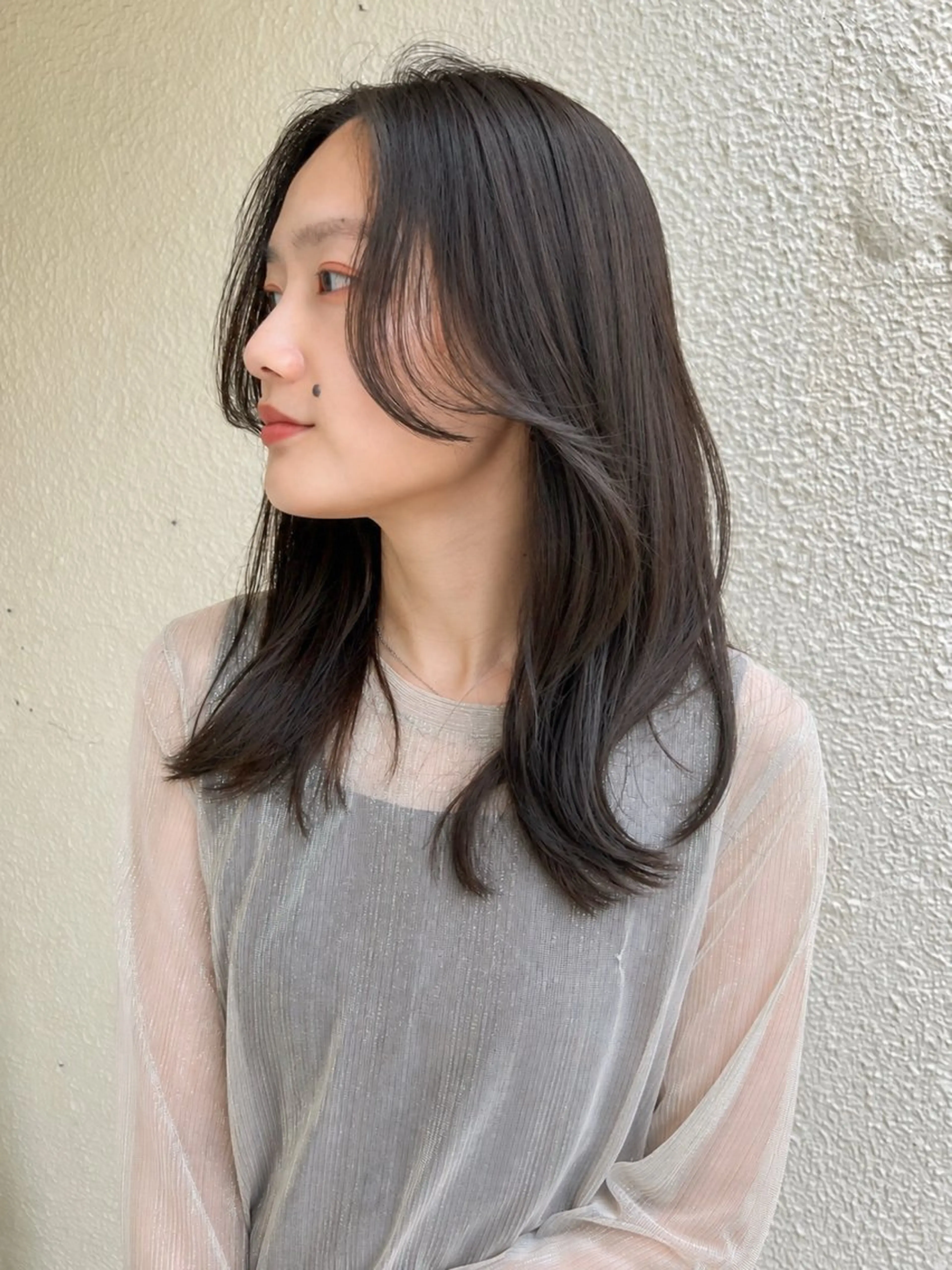 ミディアム カラー 透明感カラー オリーブカラー レイヤーカット カット ヘアカラー トリートメント REN/レイヤー✂️ ブリーチなしカラー✨のヘアスタイル