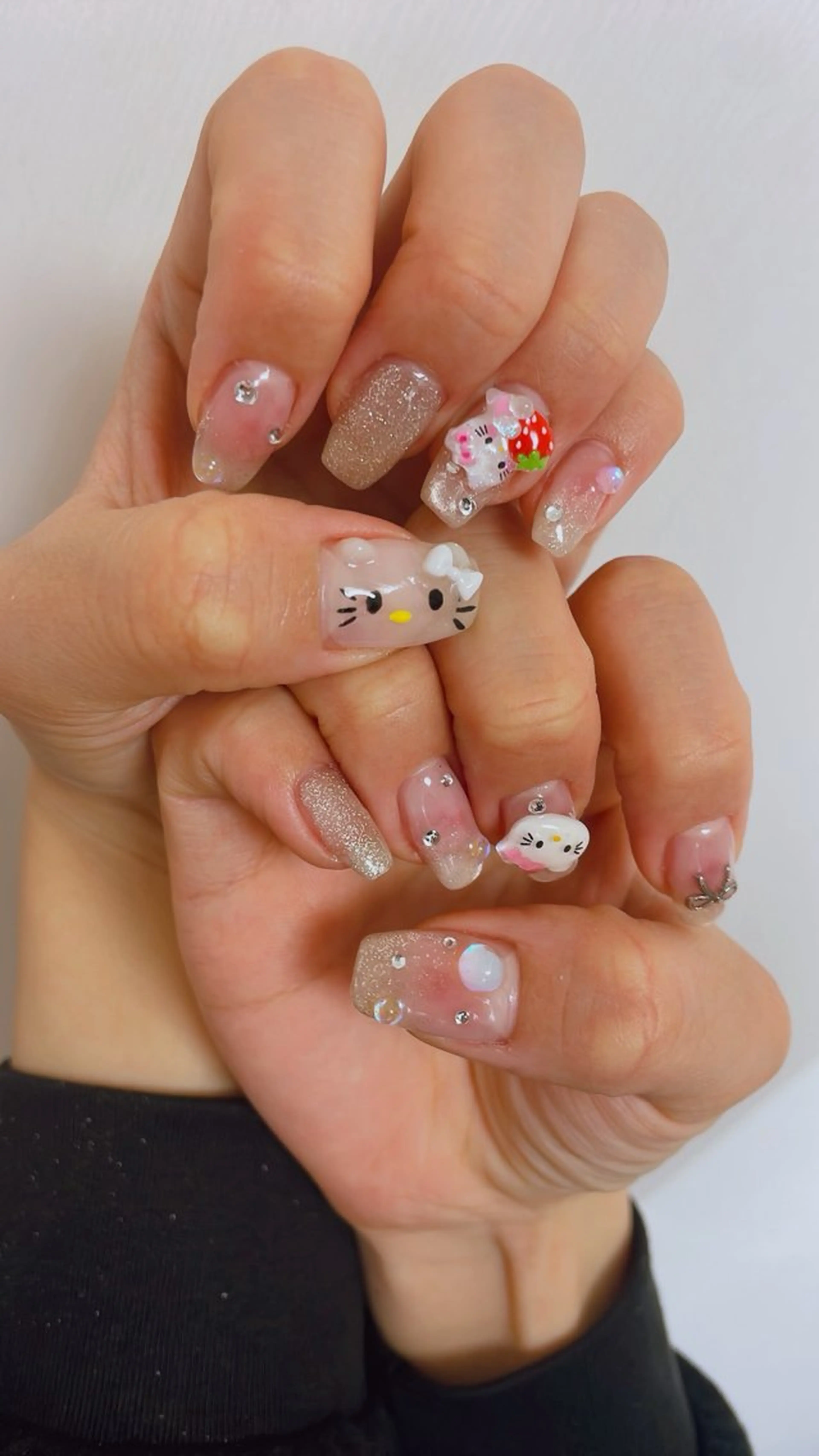 ネイル チークネイル ラメ(グリッター) ハンドネイル 三原 麻佑のネイルデザイン