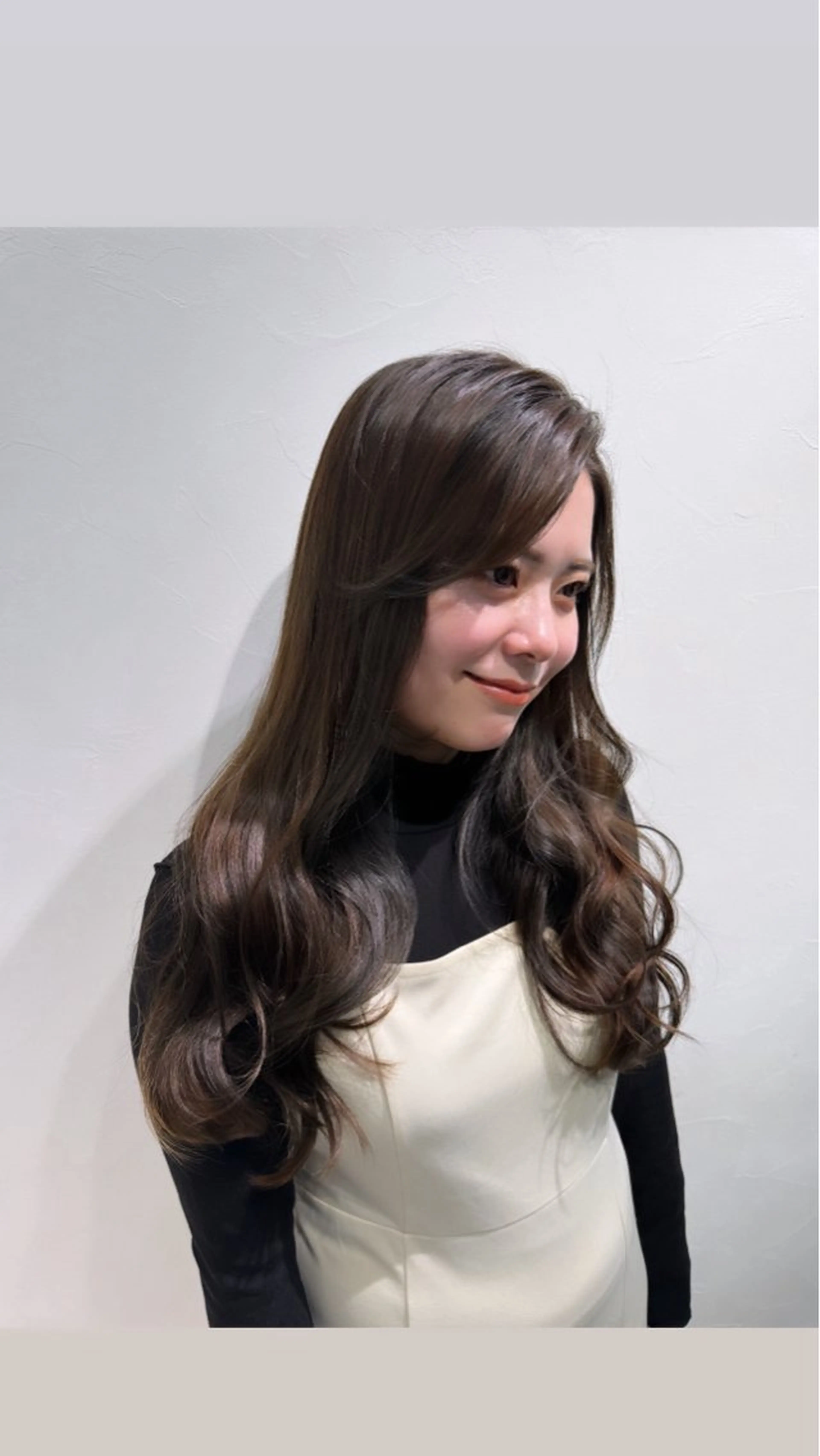 ロング カラー ベージュカラー オリーブベージュ かきあげバング ロング 髪質改善×艶カラー Haruのヘアスタイル