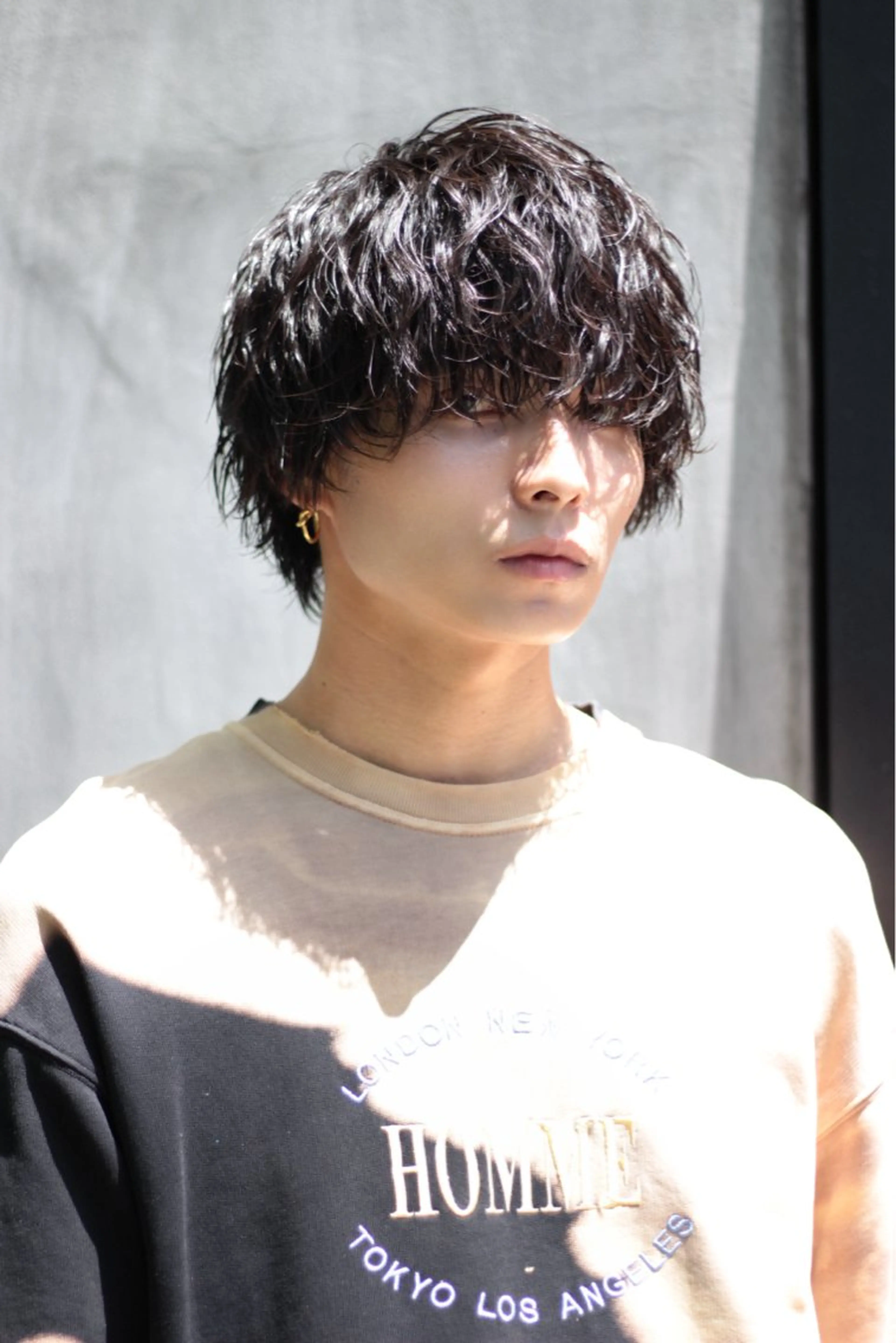 ショート カラー パーマ ヘアアレンジ メンズ メンズブリーチ センターパート メンズハイライト メンズハイトーン マッシュ カット パーマ トリートメント ヘッドスパ ヘアセット スパイキー/フェザー /波巻き/かいとのヘアスタイル