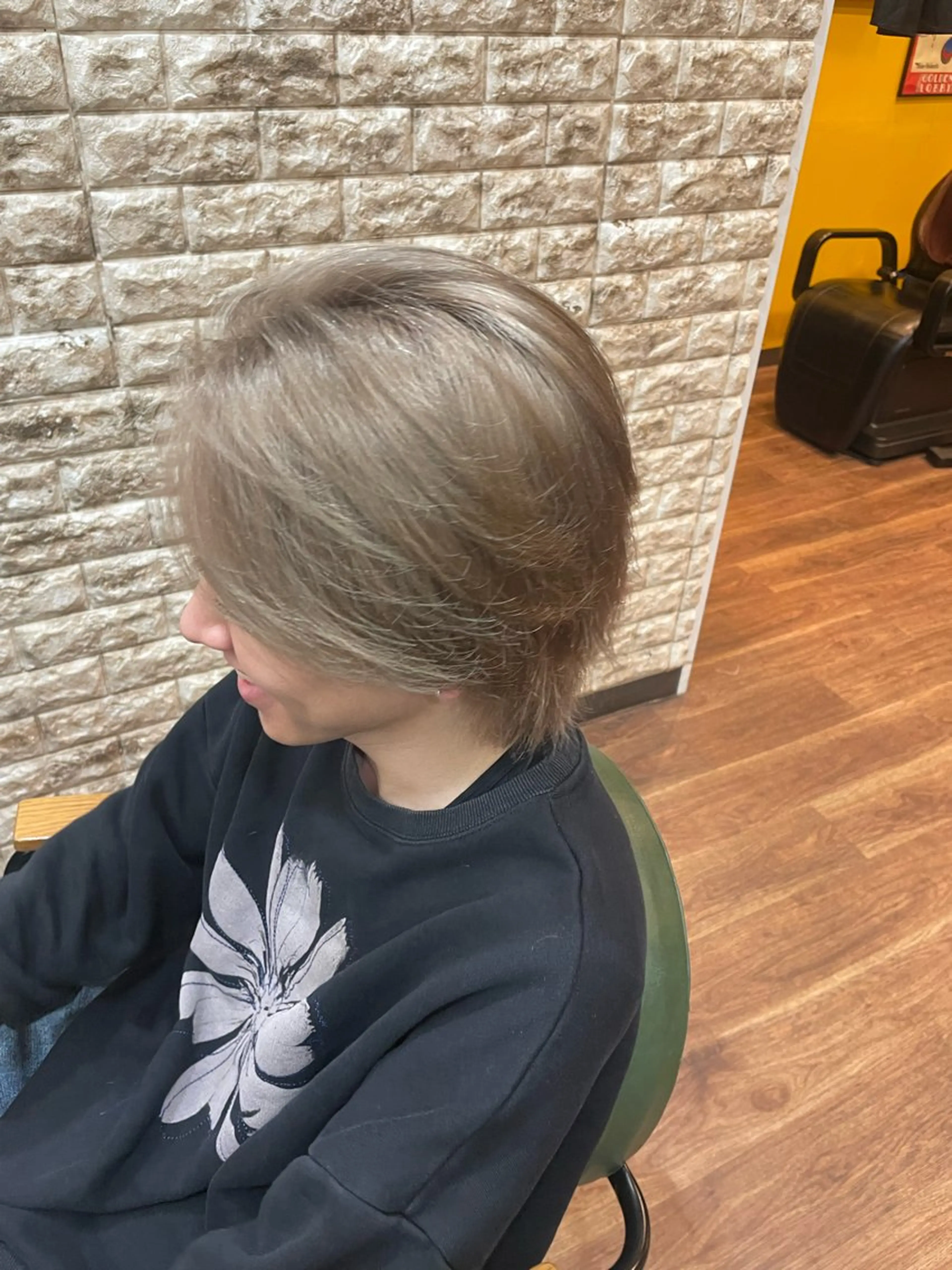 カラー メンズ メンズハイトーン メンズウルフカット ベージュカラー ハイトーンカラー ウルフカット 川辺 朱莉のヘアスタイル