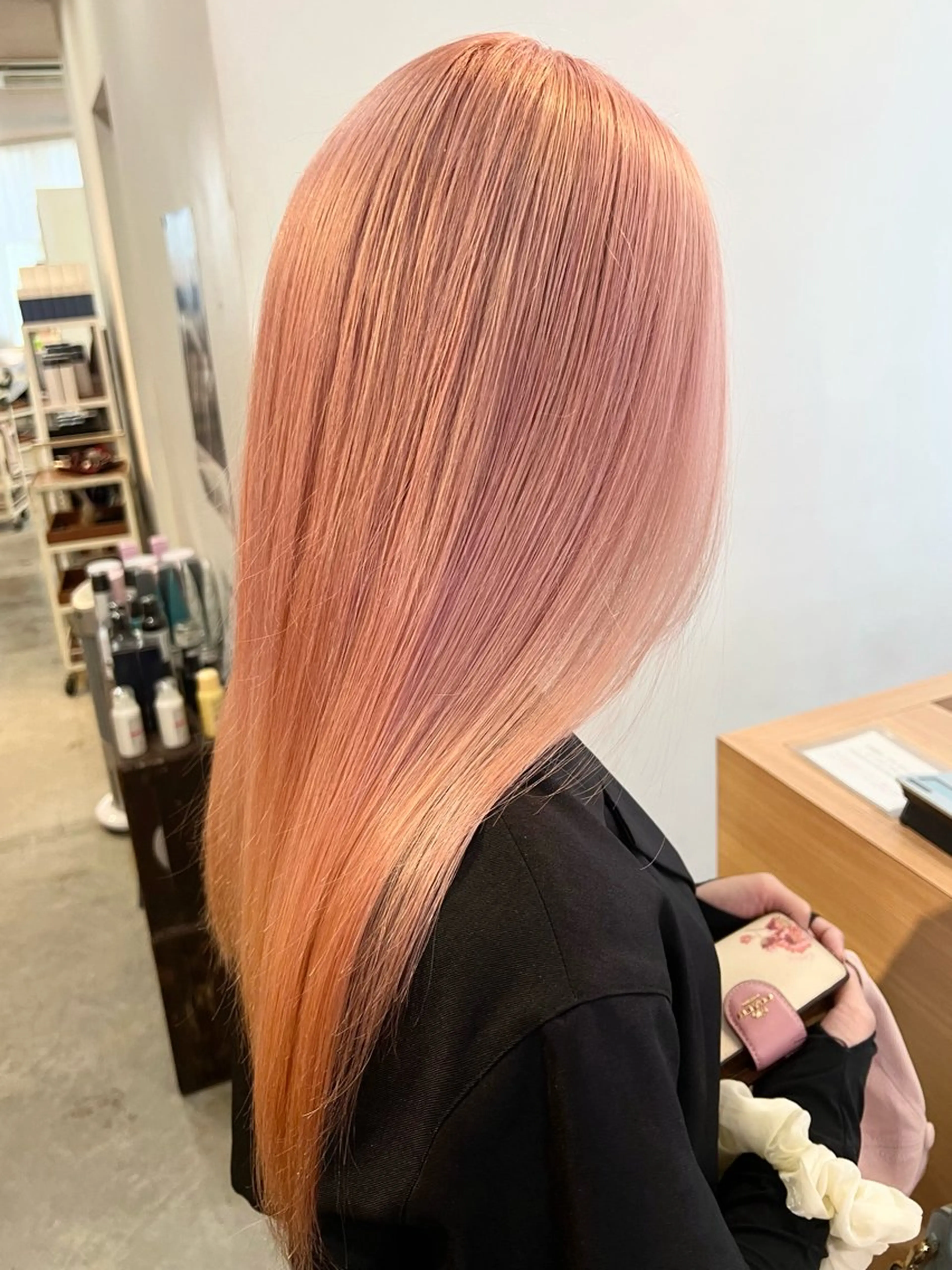 ロング カラー ベージュカラー ブリーチ ブロンド ピンクカラー ピンクベージュ ヘアカラー トリートメント タカハシ ハヤトのヘアスタイル