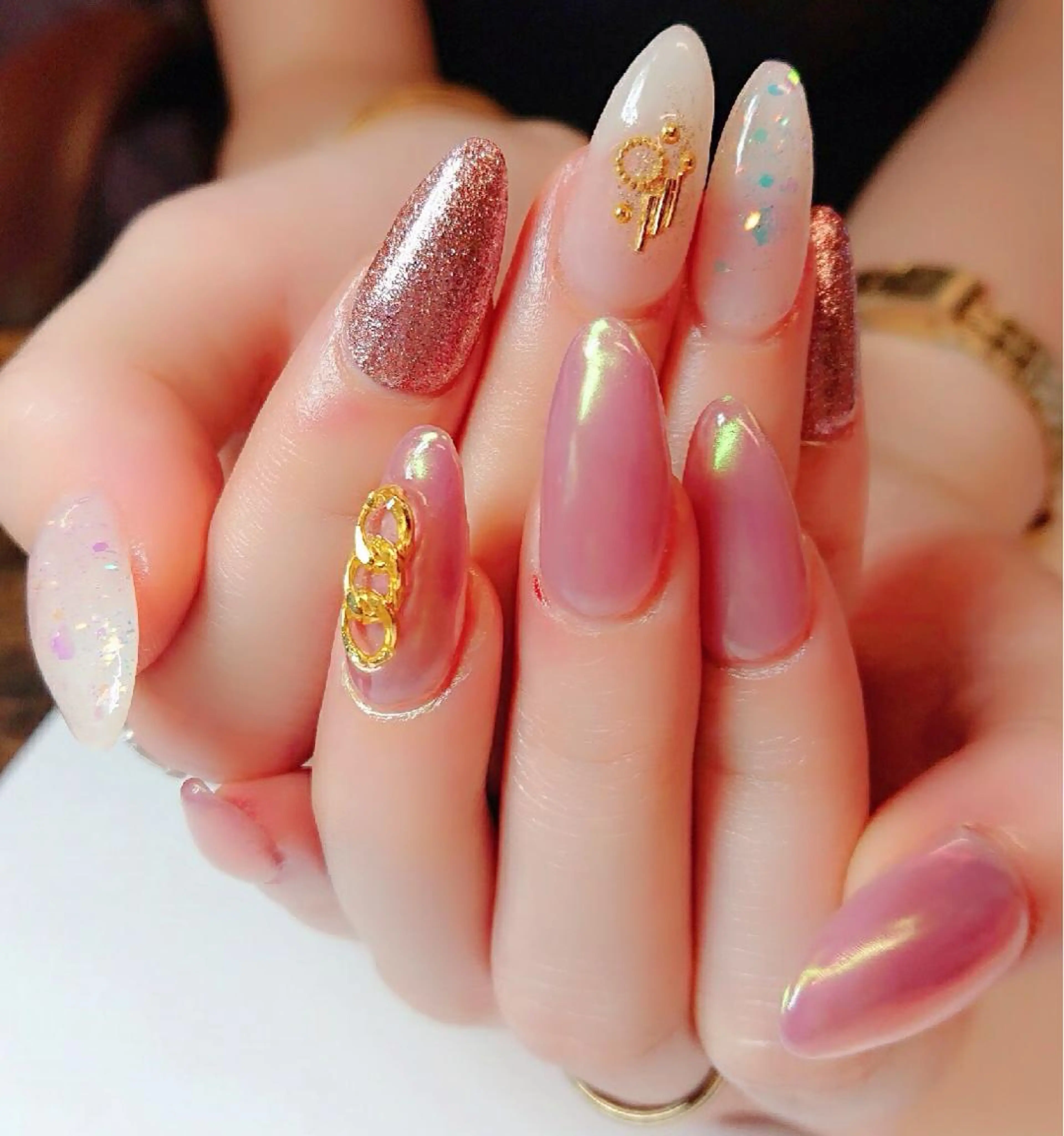 ネイル オーロラネイル ラメ(グリッター) ハンドネイル ハンドケア 🦋AYNIL🦋 ナチュラル専門店♥️のネイルデザイン