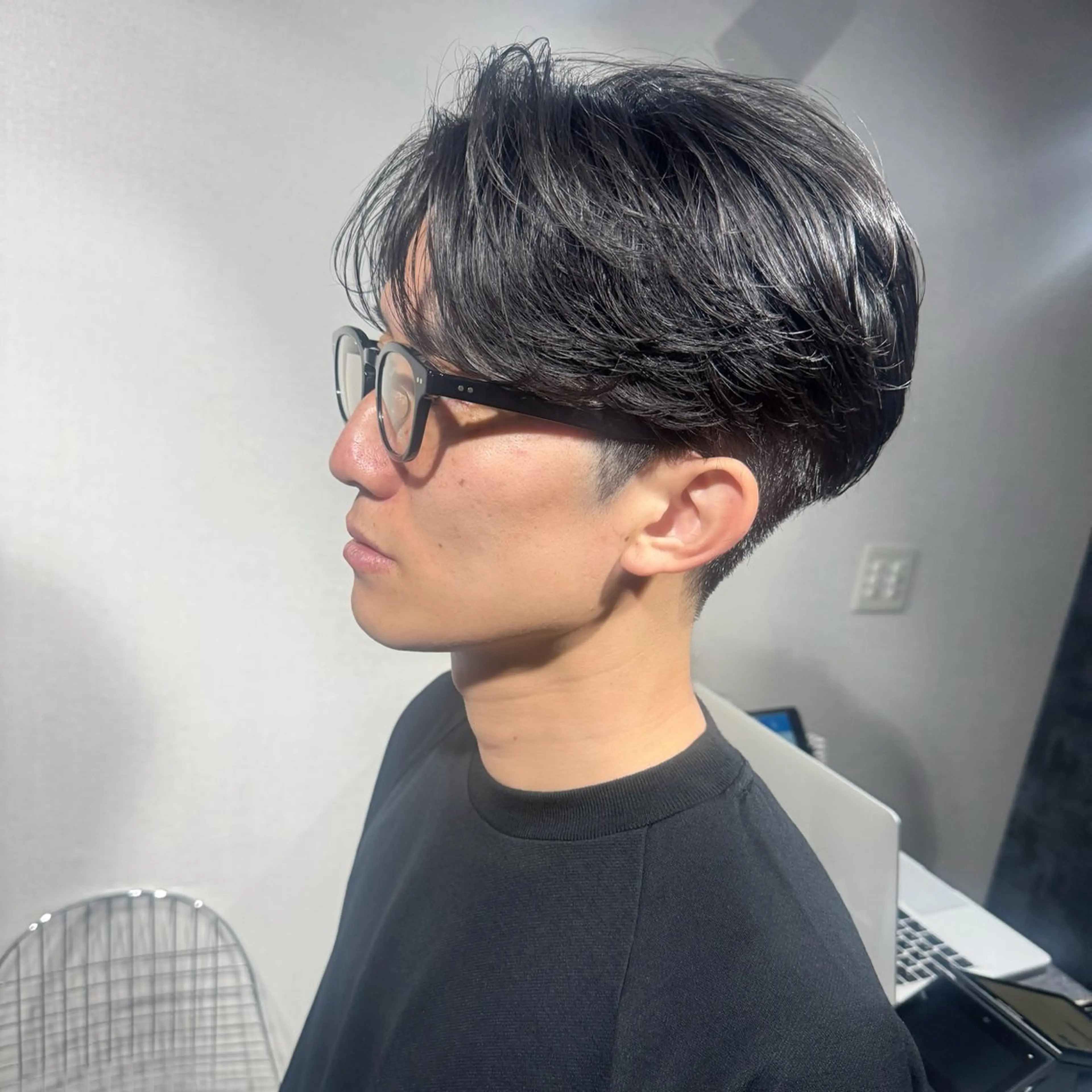 メンズ センターパート メンズパーマ カット パーマ ヘアセット シャドウ/フェザー ニュアンスヘアメンズのヘアスタイル