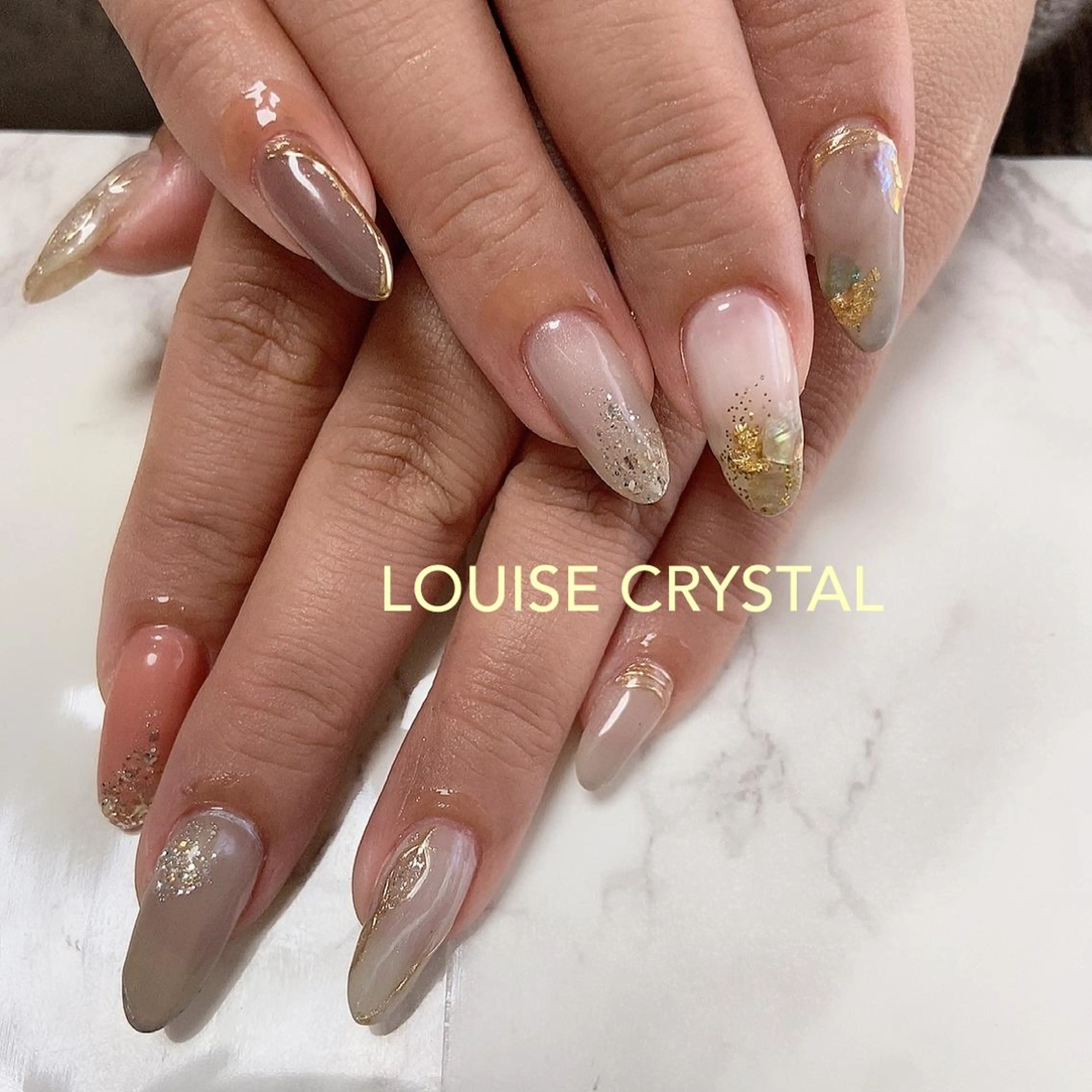 ネイル ニュアンスネイル ハンドネイル LOUISE CRYSTALのネイルデザイン
