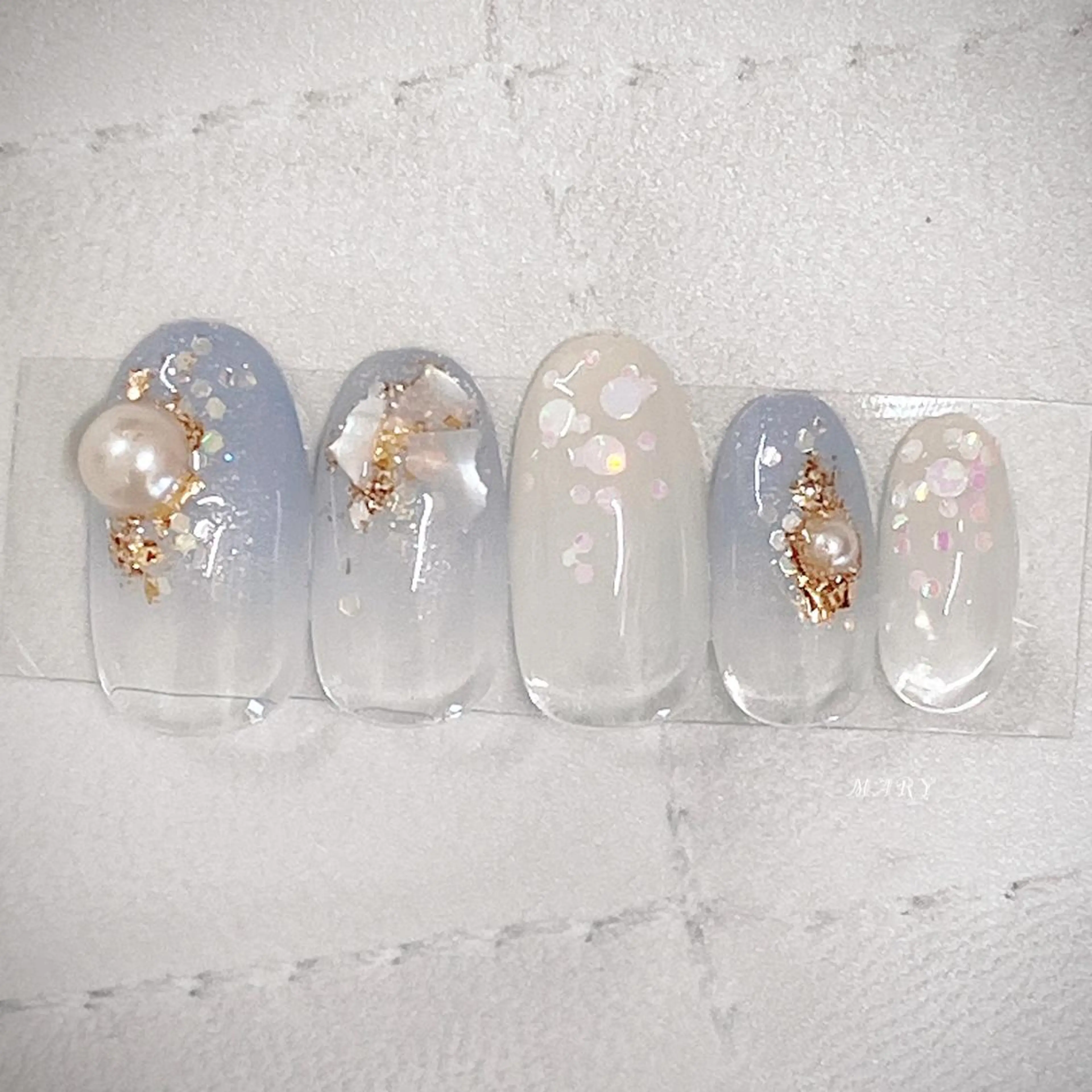 ネイル グラデーション 水色 ニュアンスネイル ホワイト ハンドネイル Mary nail .narumiのネイルデザイン