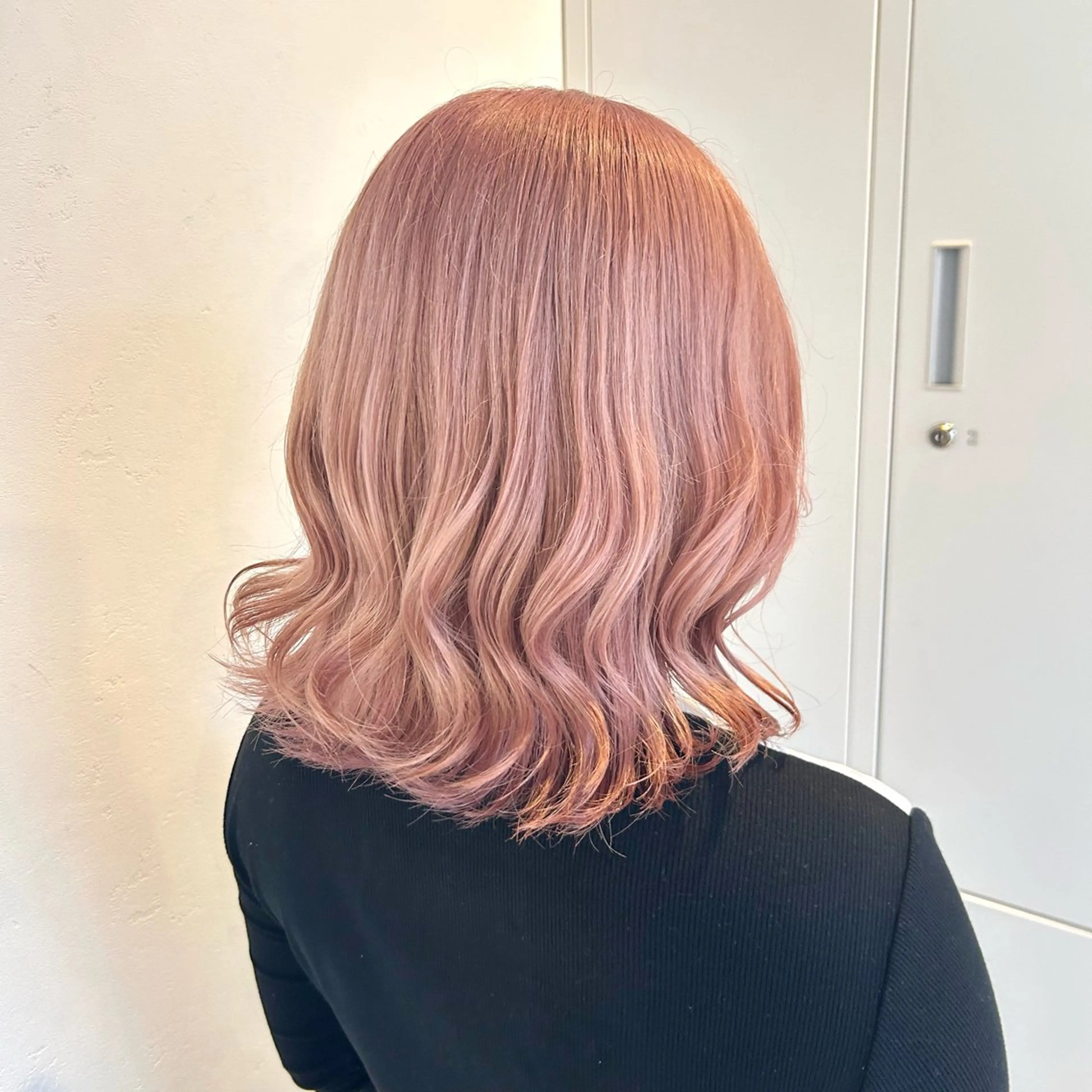 ミディアム カラー ピンクカラー ホワイトピンク カット ヘアカラー トリートメント 艶カラー/レイヤー/ ハイトーン/まなみのヘアスタイル