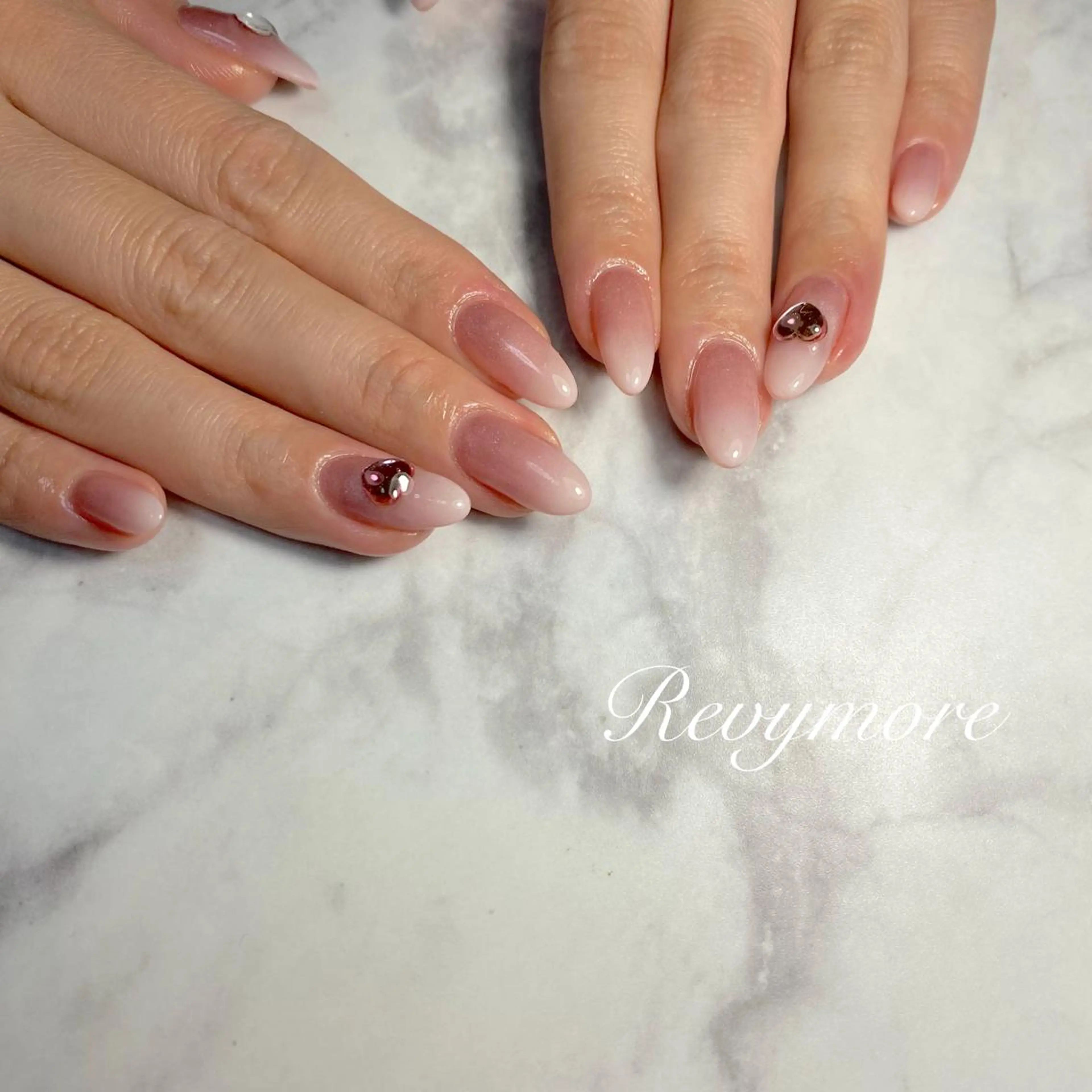 ミディアム ネイル 韓国風ヘア ジェルネイル ハート キラキラネイル 韓国ネイル nail salon Revymoreのネイルデザイン