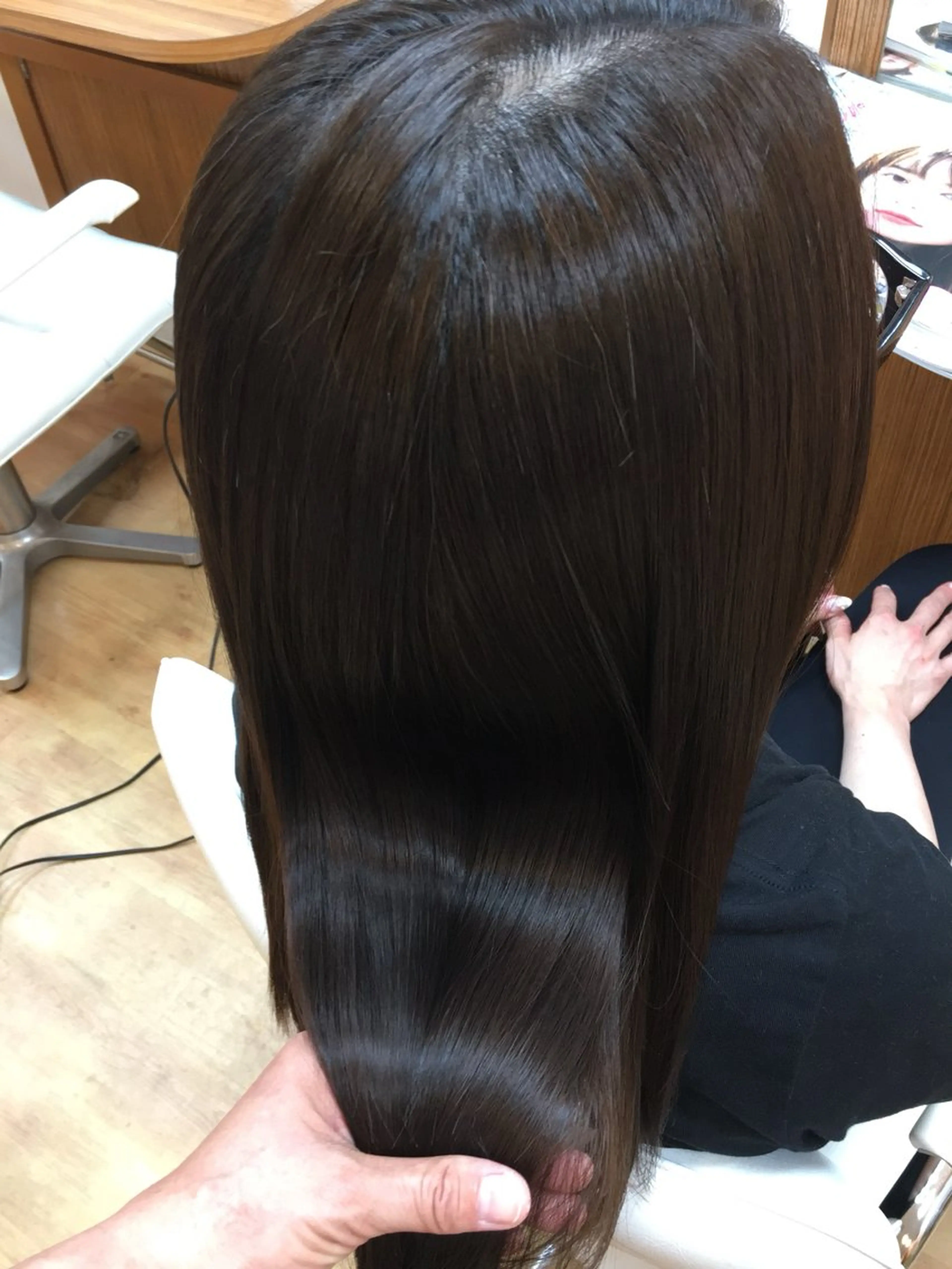 ロング 湯浅　貴子 ナチュラルストレートのヘアスタイル