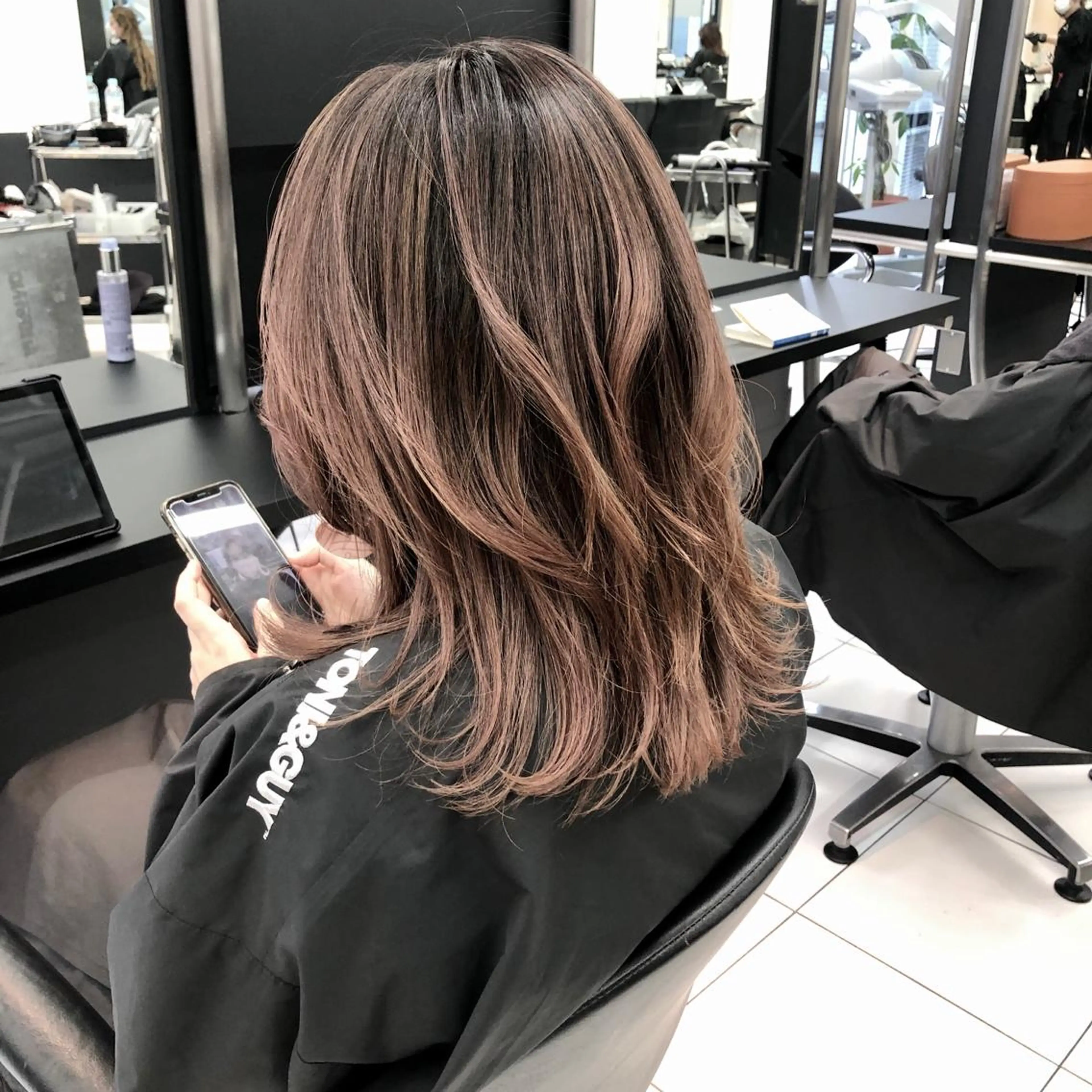 セミロング 白髪ぼかしモデル募集 赤岡翔太のヘアスタイル