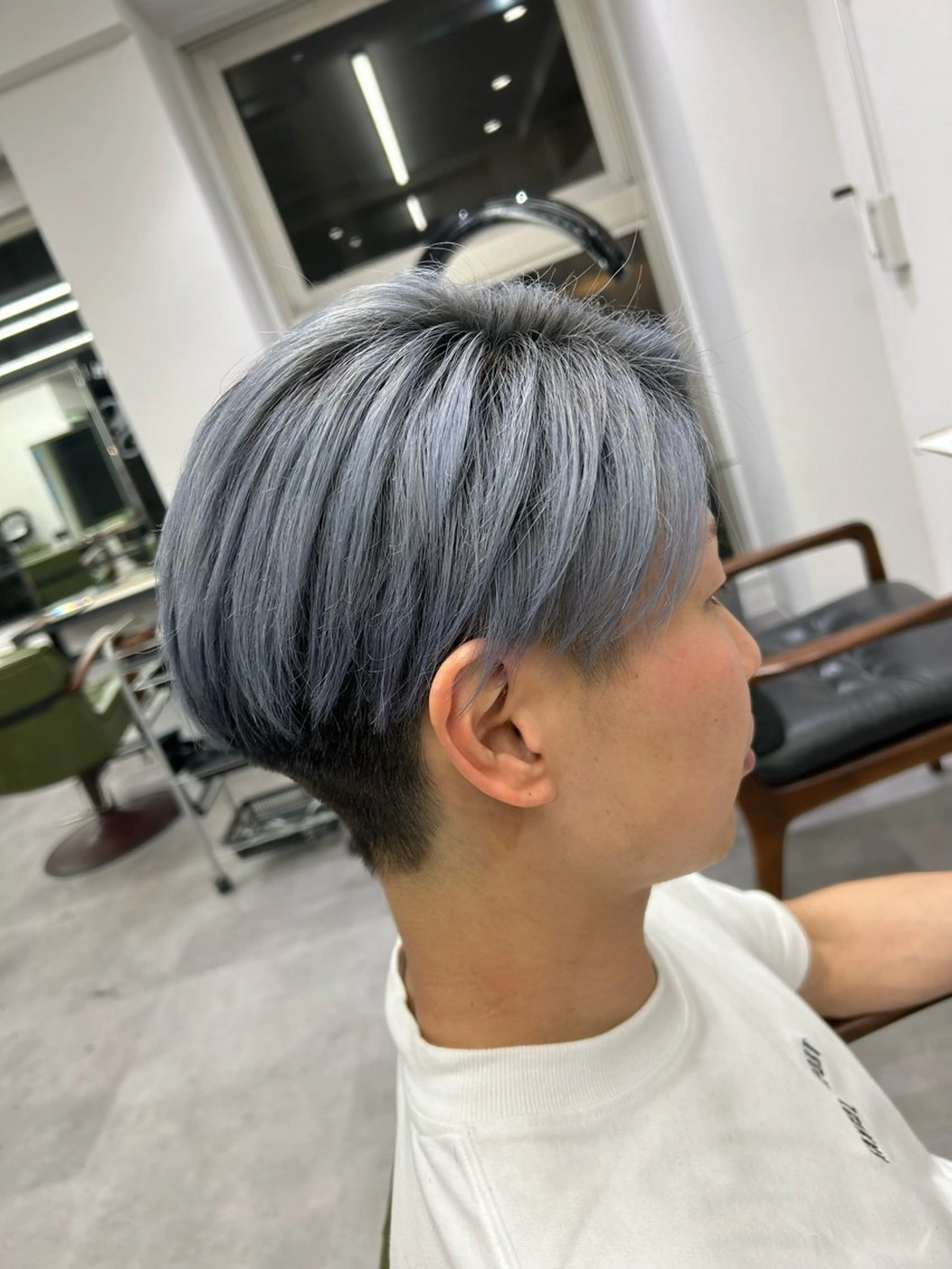 カラー メンズ グラデーションカラー シルバー ホワイトシルバー カット ヘアカラー トリートメント SHAFT Ieiriのヘアスタイル