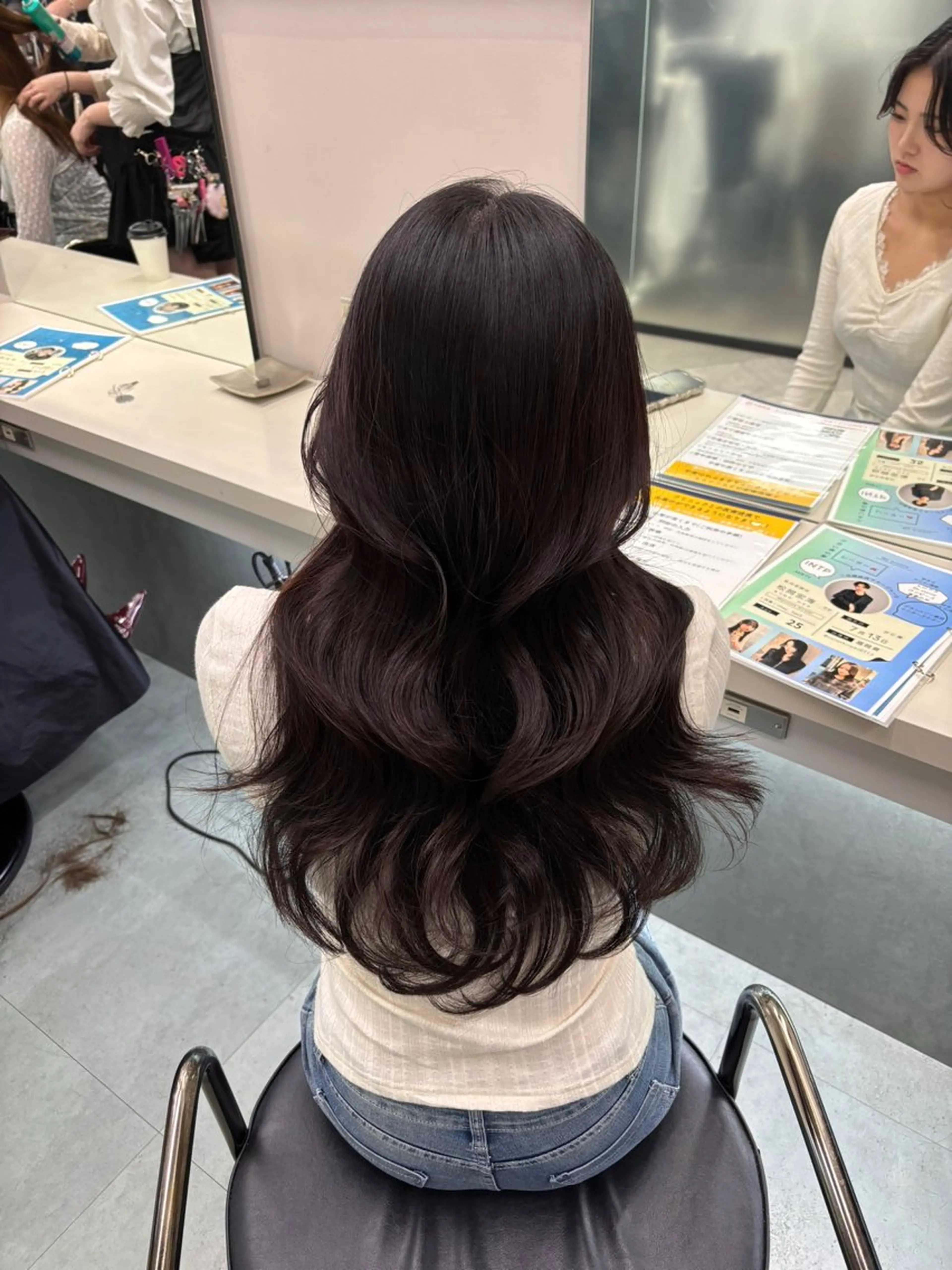 セミロング くびれヘア ハッシュカット レイヤーカット 小顔カット ヘアカラー RYOTA レイヤー 中明度カラー/縮毛のヘアスタイル