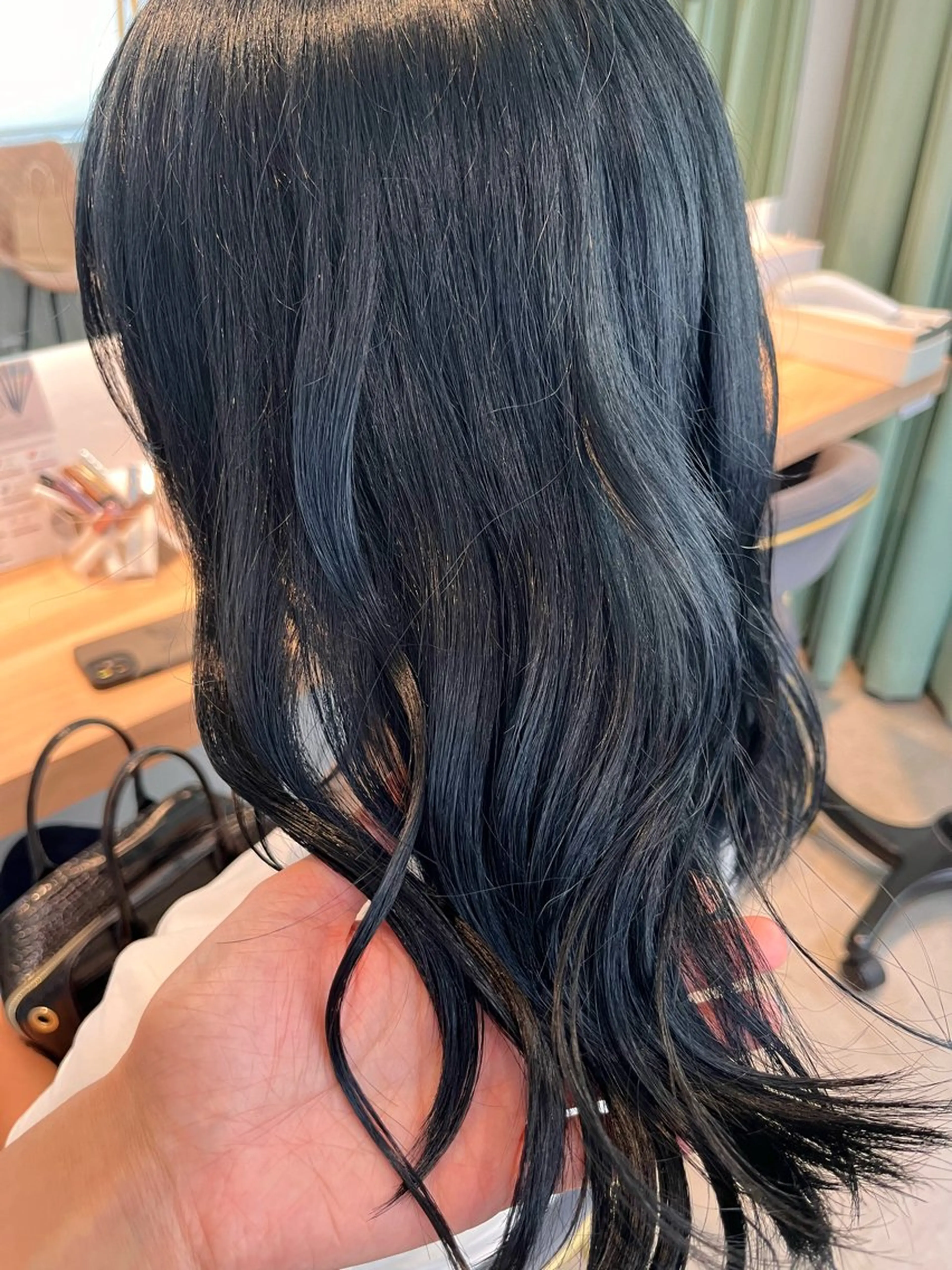 ミディアム カラー 黒髪 ブルーカラー ブルーブラック ヘアカラー ｵﾀｸ美容師🛍/ 酸性ストレート/艶髪のヘアスタイル