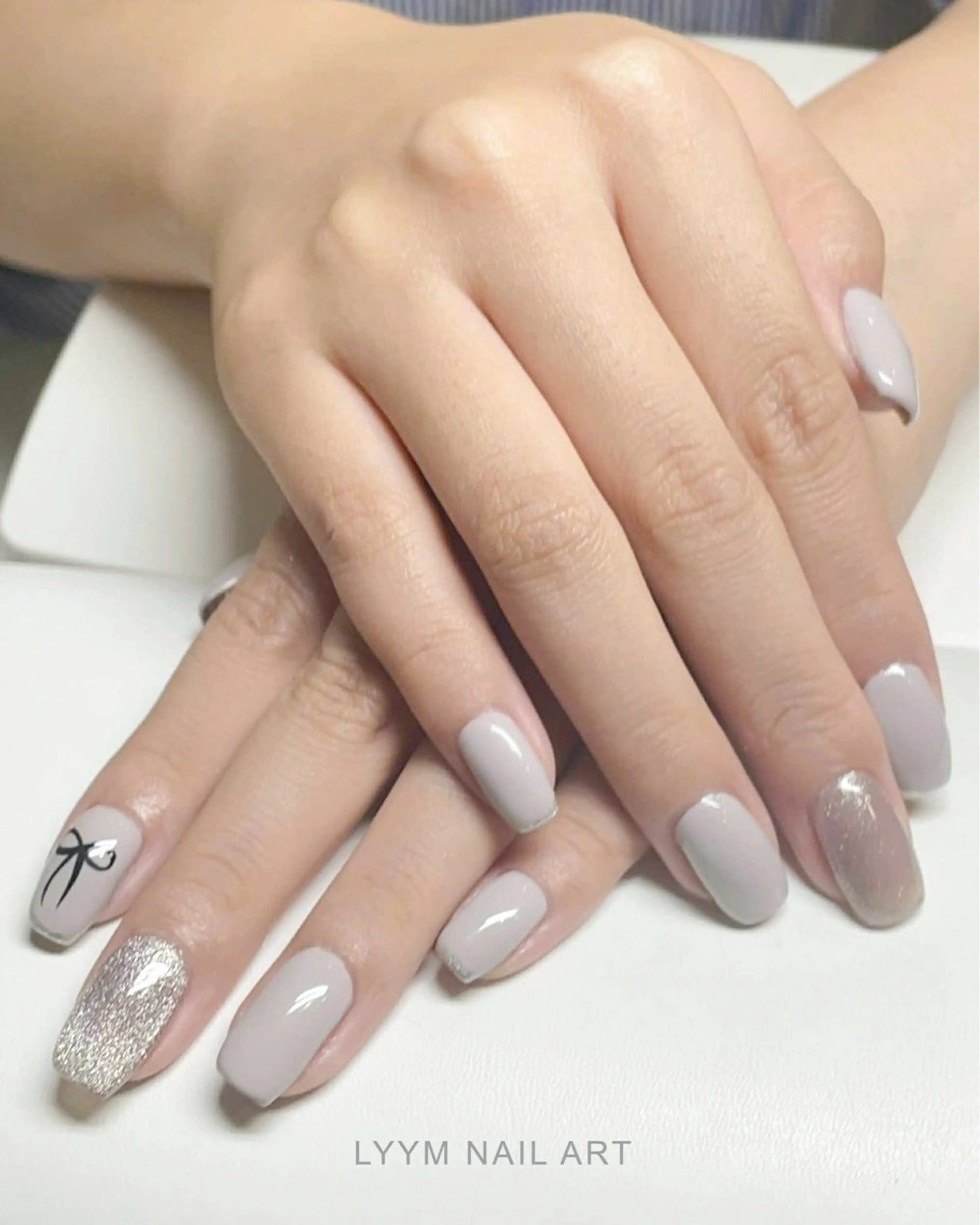 ネイル アートネイル ガーリー キラキラネイル オフィスネイル リボン ハンドネイル LYYM Salonのネイルデザイン