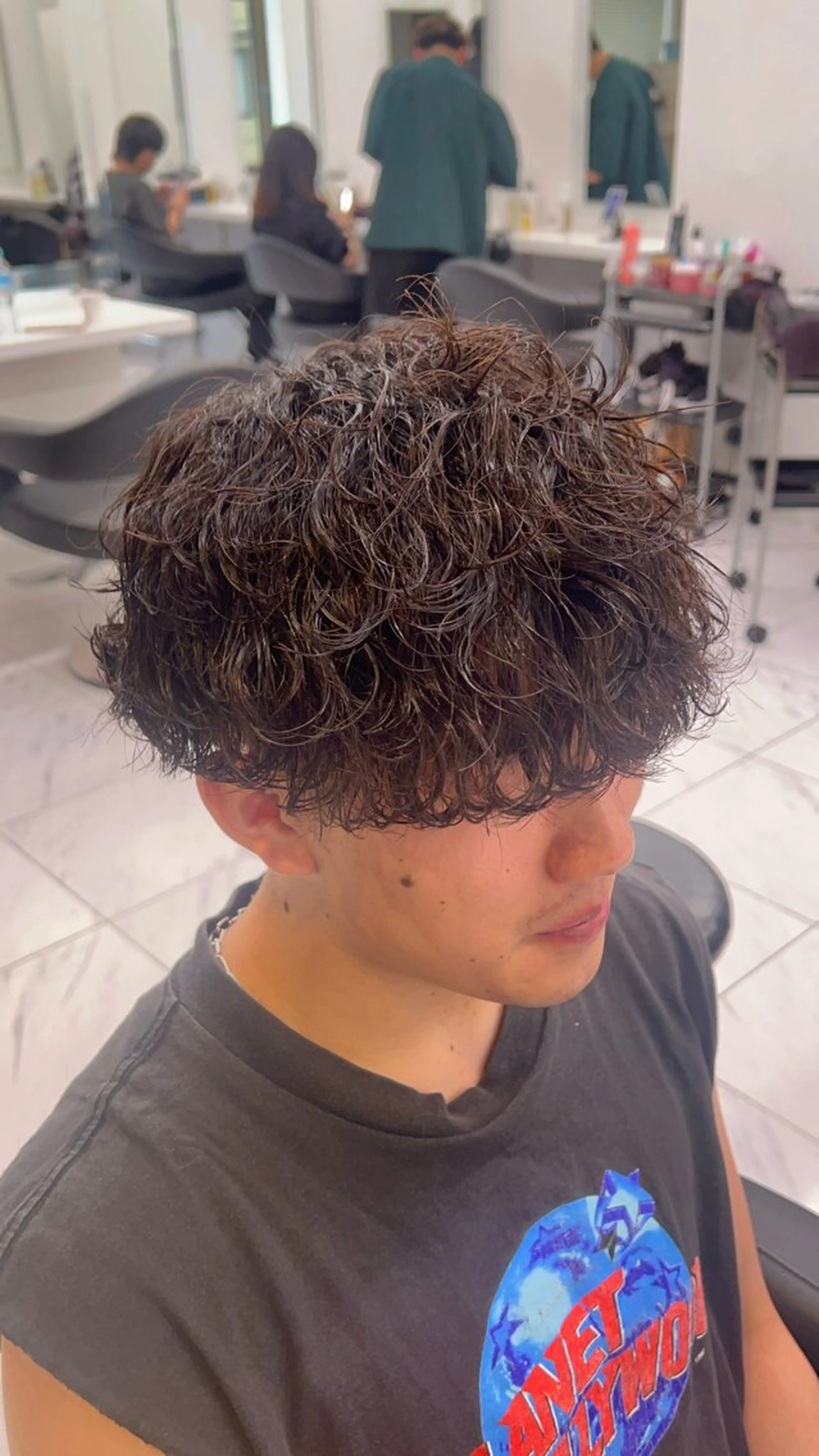 ショート カラー パーマ ヘアアレンジ メンズ メンズパーマ カット パーマ トリートメント ヘッドスパ ヘアセット 💎韓国/ レイヤー カット/ 暖色🫧のヘアスタイル