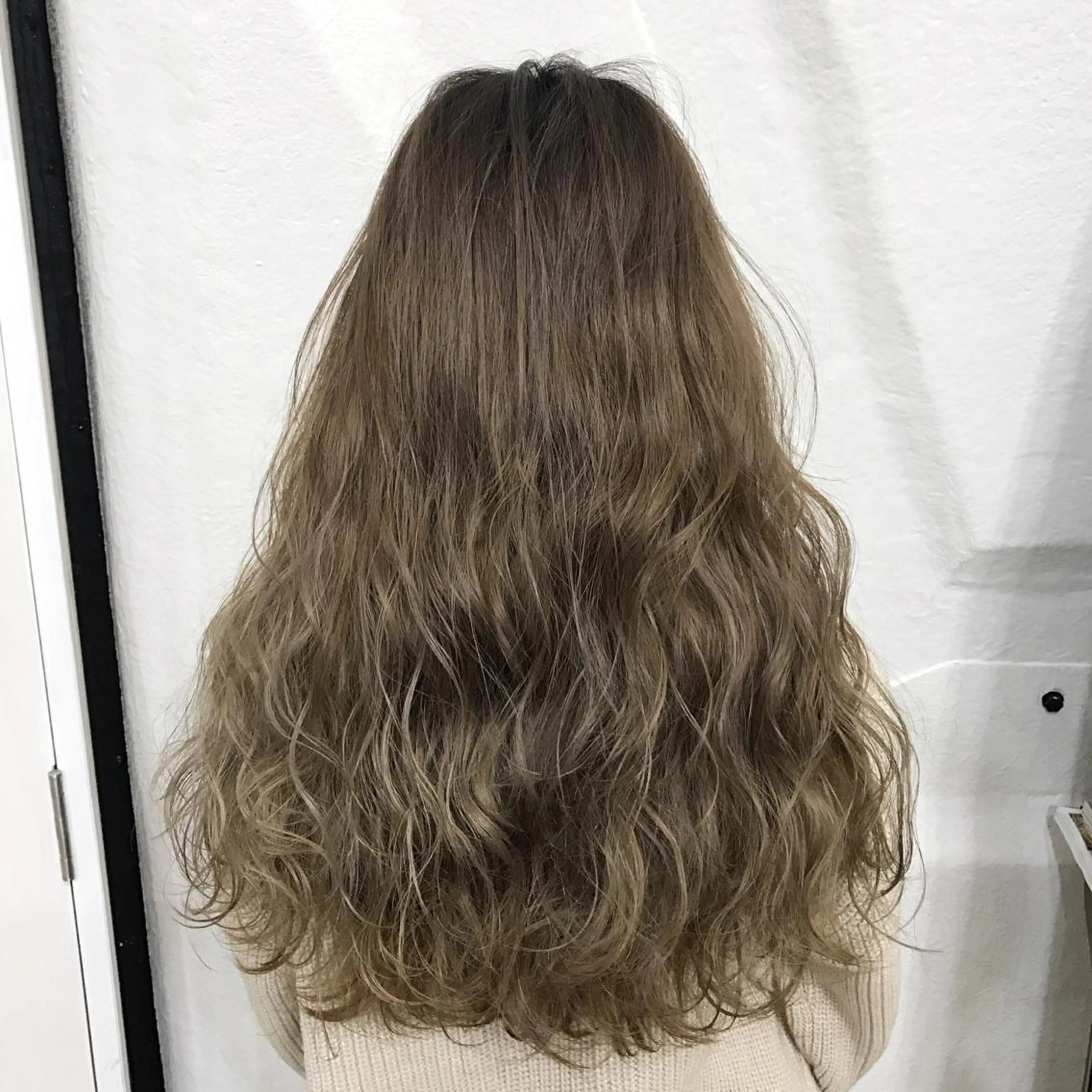 カラー ブリーチ グレージュ ミルクティーグレージュ K-POP好き美容師 🇰🇷Kai.Yのヘアスタイル