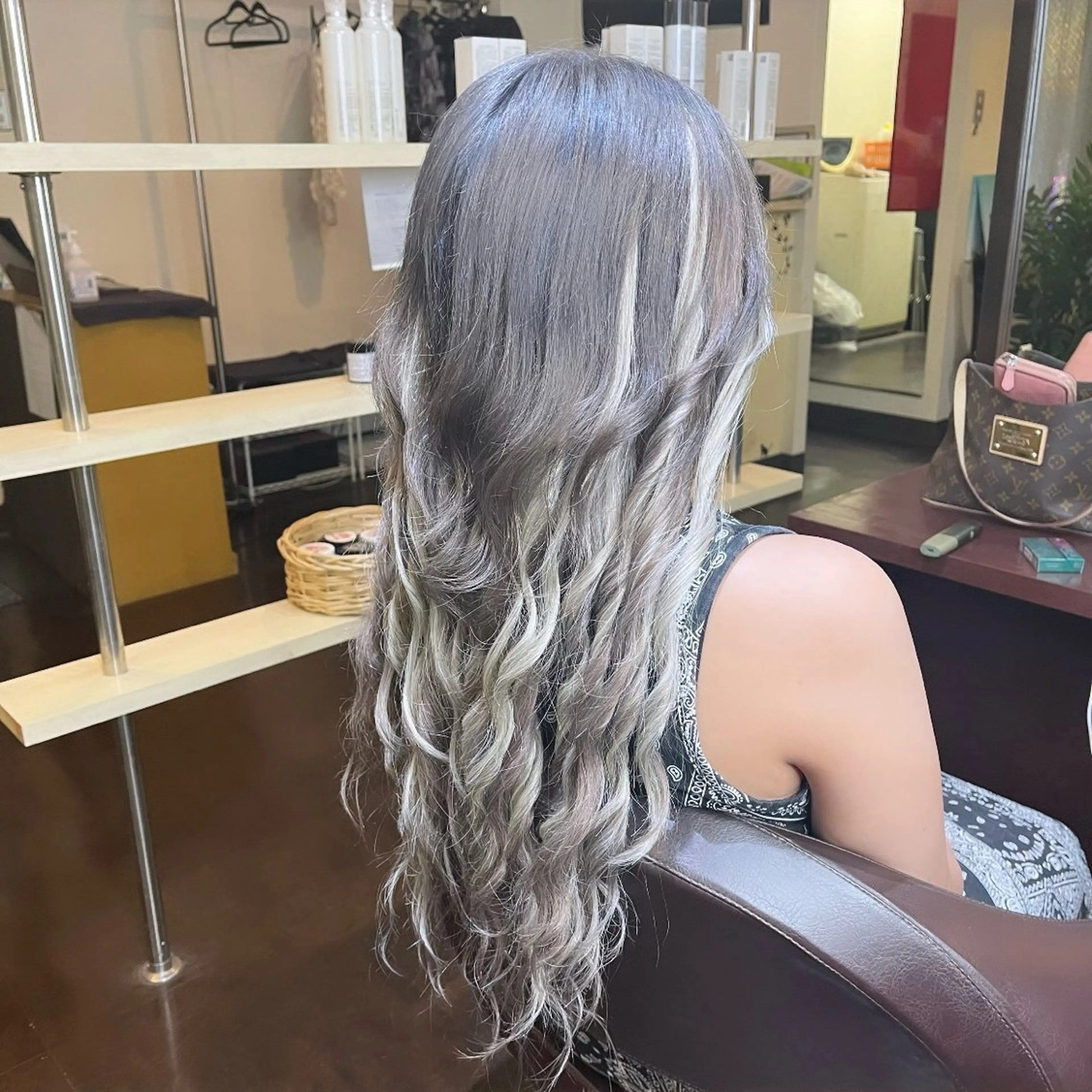 ロング カラー 編み込みエクステ メッシュ シルバー エクステ ロング ヘアカラー エクステ 編み込みエクステ/ ハイトーン りょすけのヘアスタイル