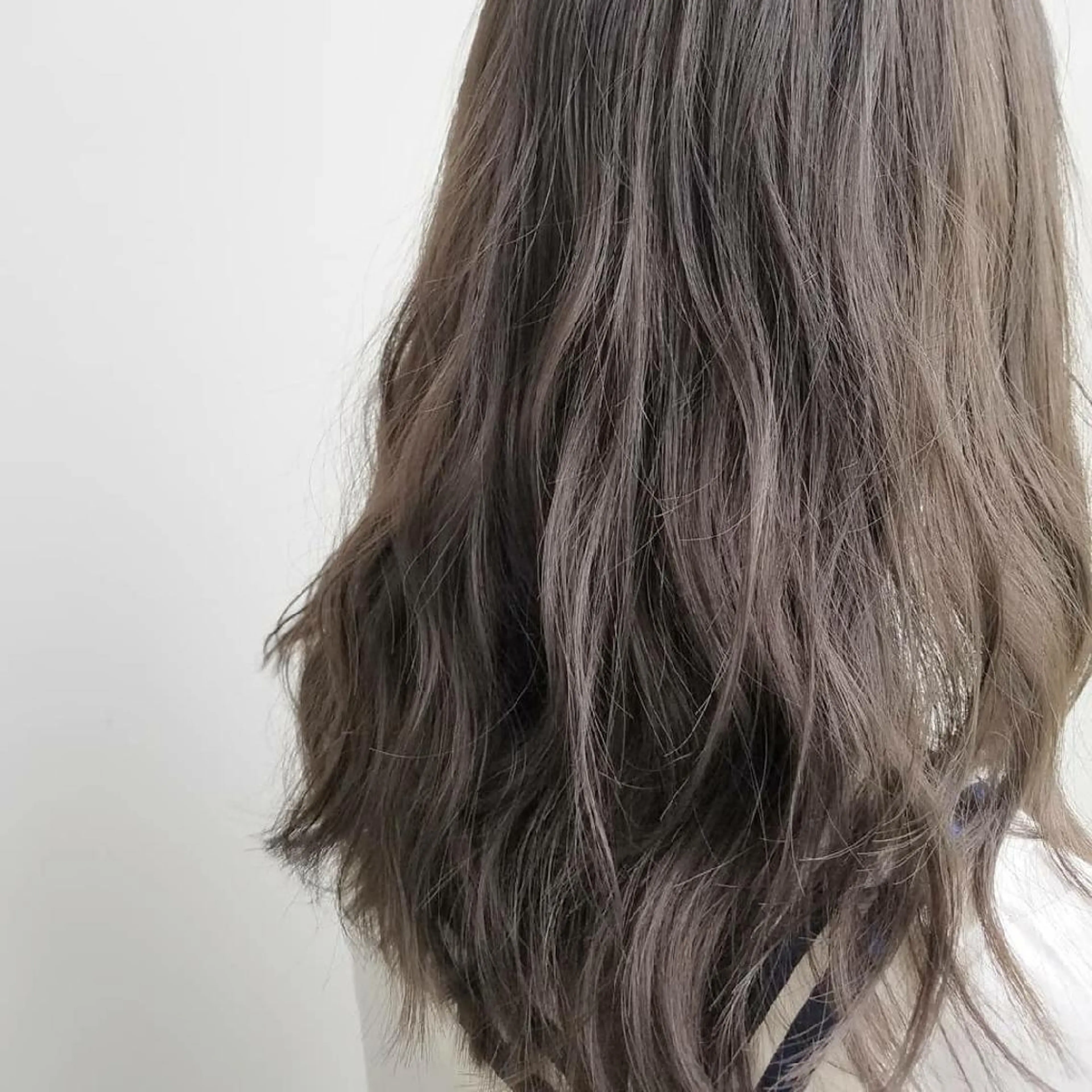 ミディアム カラー ヘアアレンジ グレージュ iplus まつげ、眉毛、耳つぼのマツエク・マツパデザイン