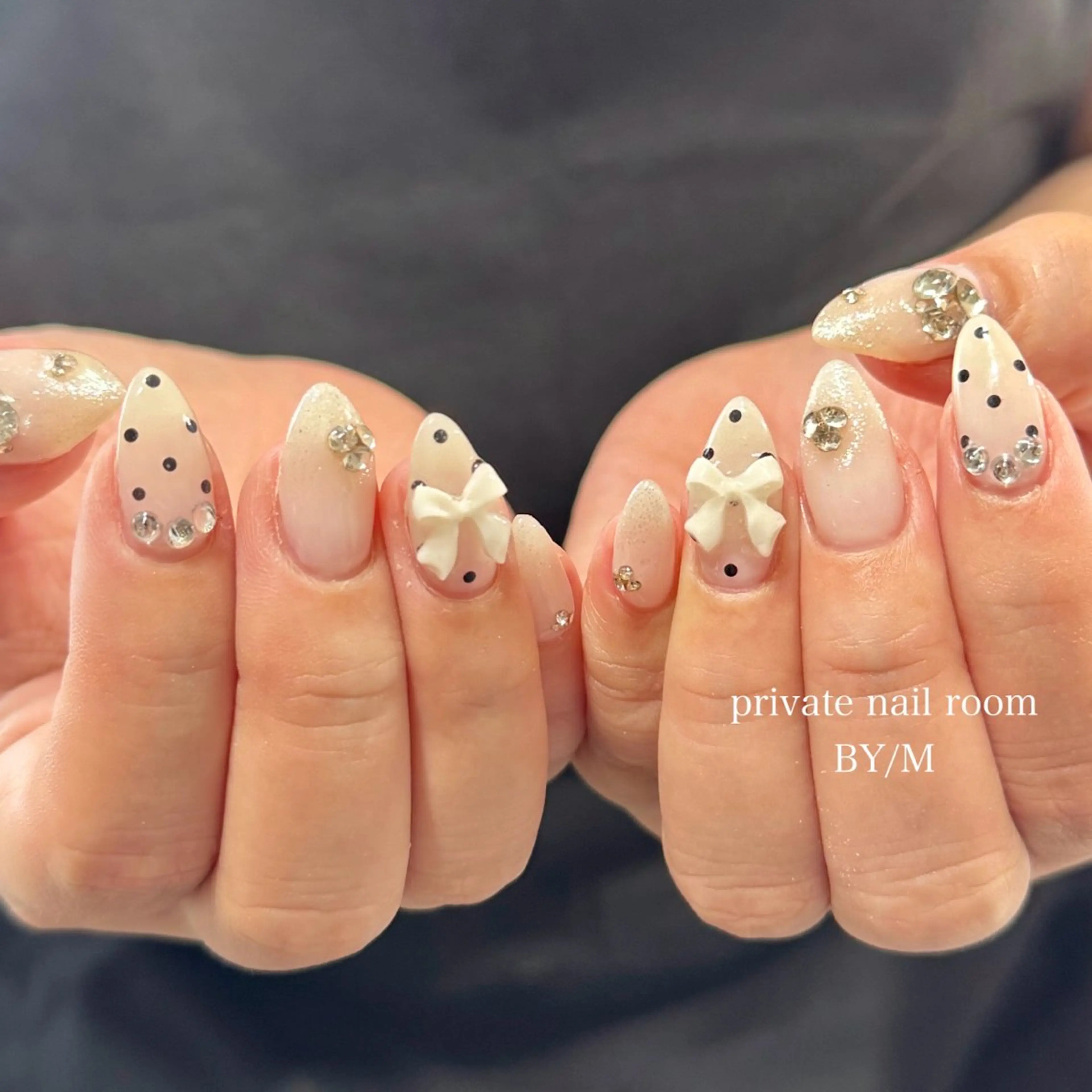 ネイル ドット キラキラネイル 持ち込み リボン ホワイト ハンドネイル BY / Mのネイルデザイン