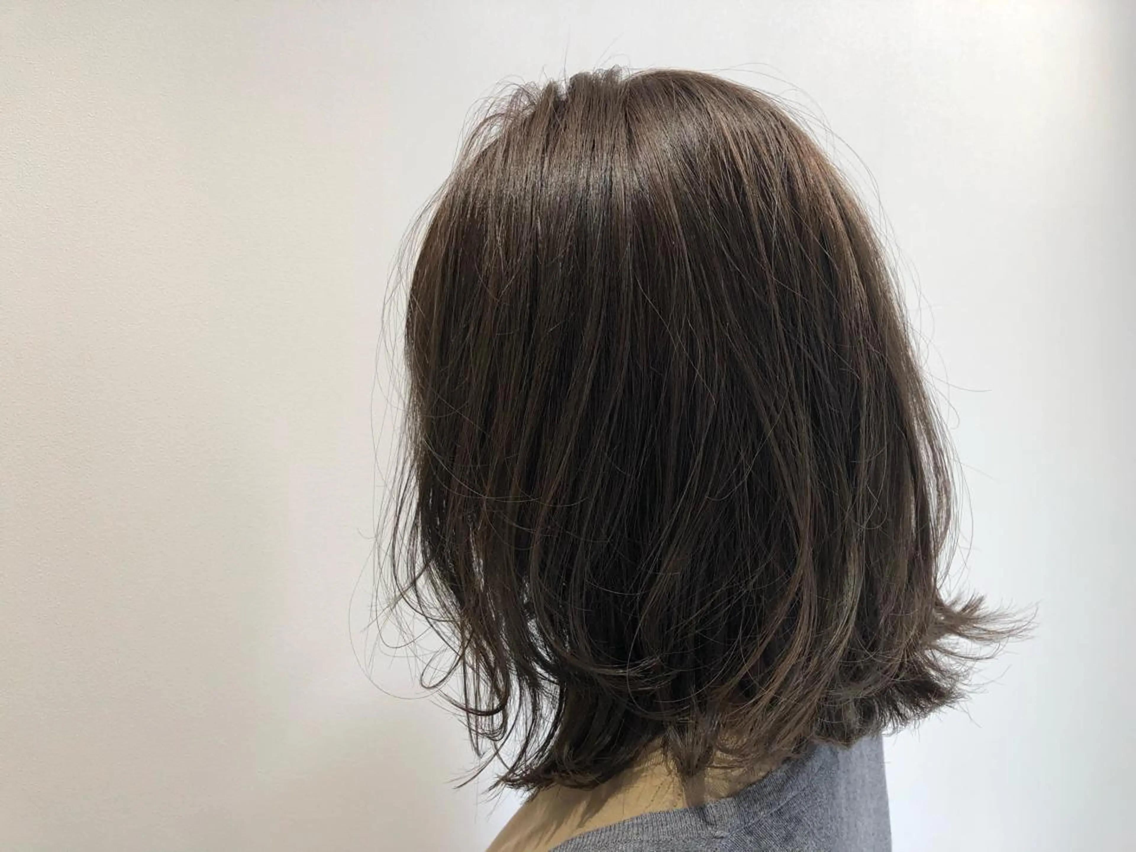 ミディアム 辻本 夏子のヘアスタイル