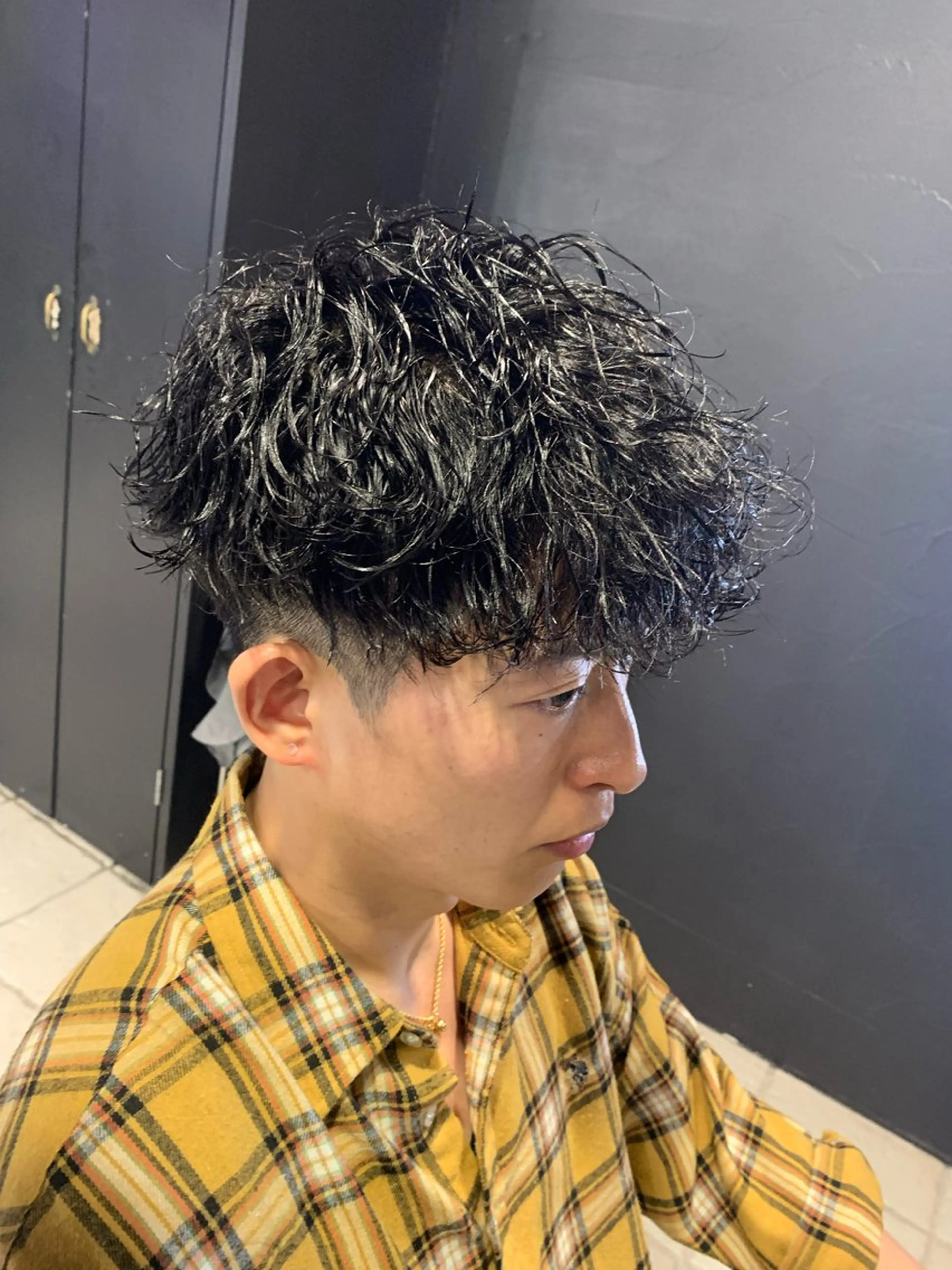 ミディアム メンズ ミディアムパーマ マッシュ メンズパーマ 波巻きパーマ カット ヘアカラー パーマ ヘアセット メンズパーマ/難波/ 心斎橋　室園亮佑のヘアスタイル